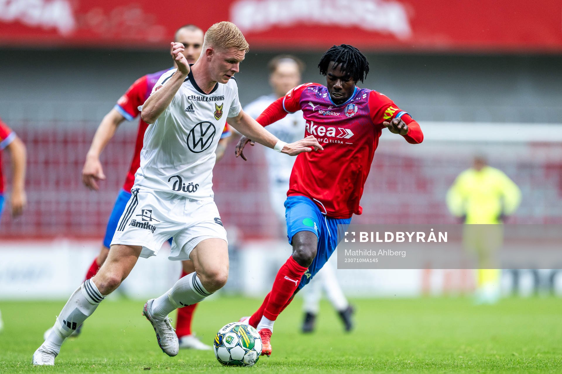 Östersunds Malcolm Stolt och Helsingborgs Benjamin Acquah