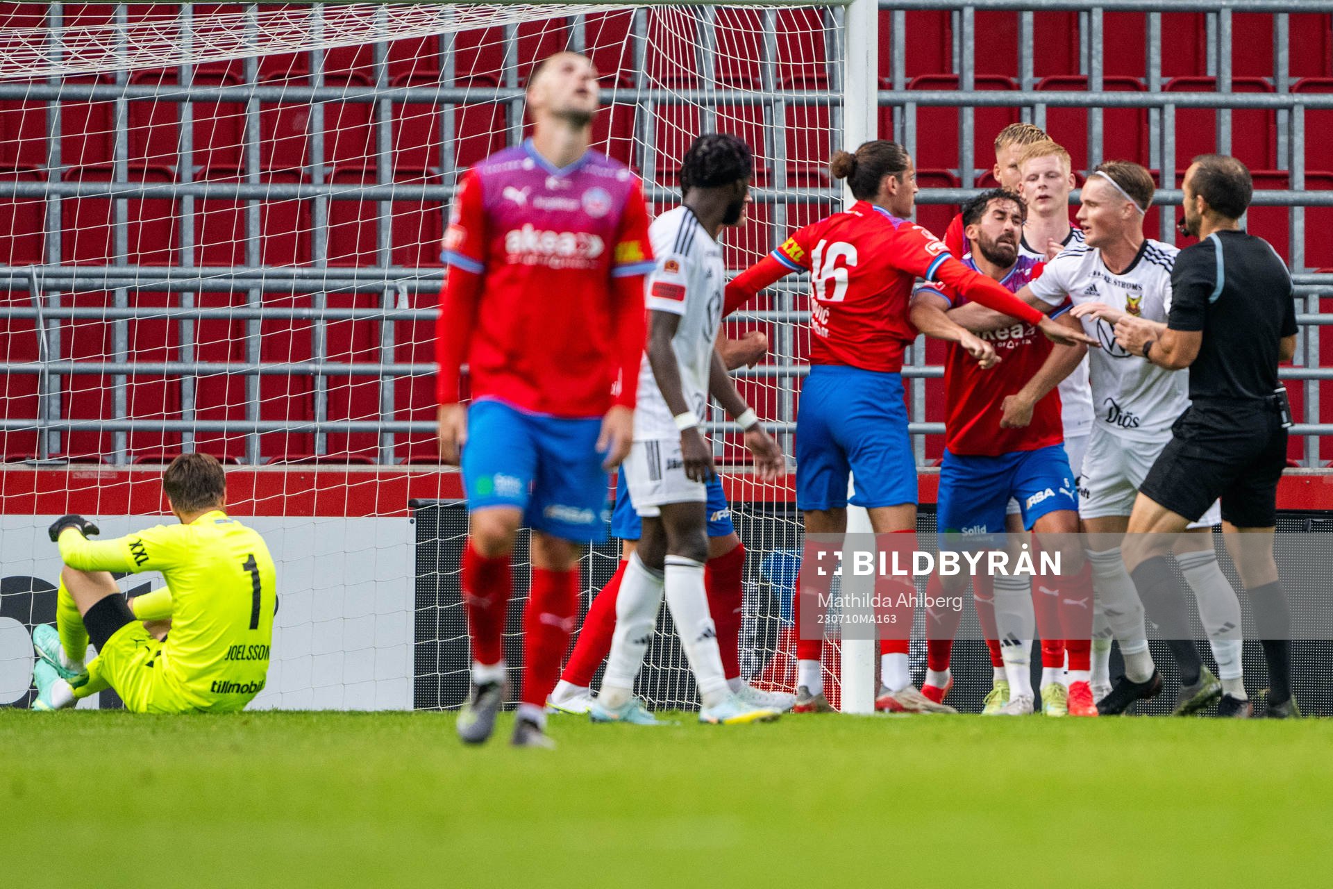Dispyt mellan Helsingborgs och Östersunds spelare