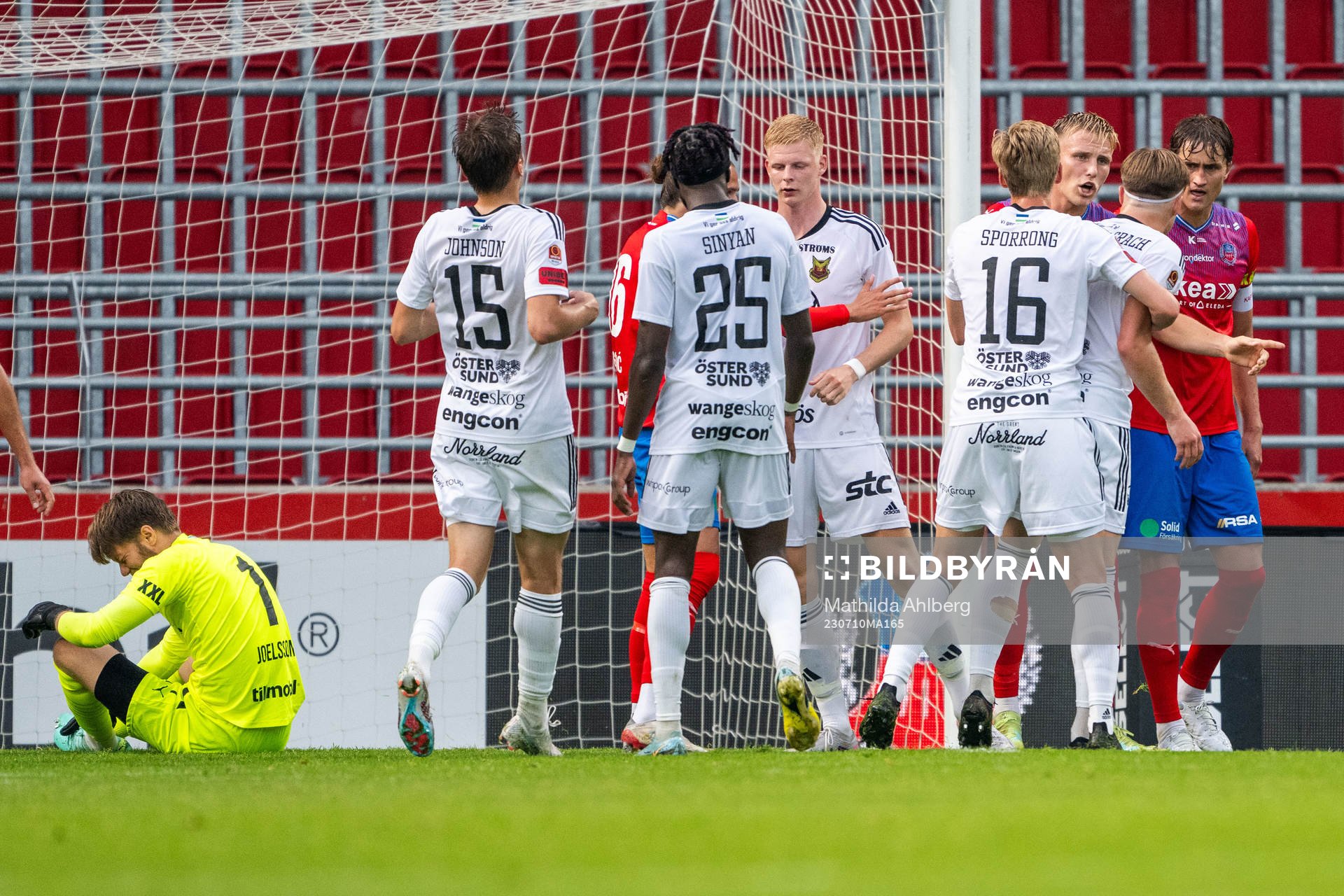Dispyt mellan Helsingborgs och Östersunds spelare