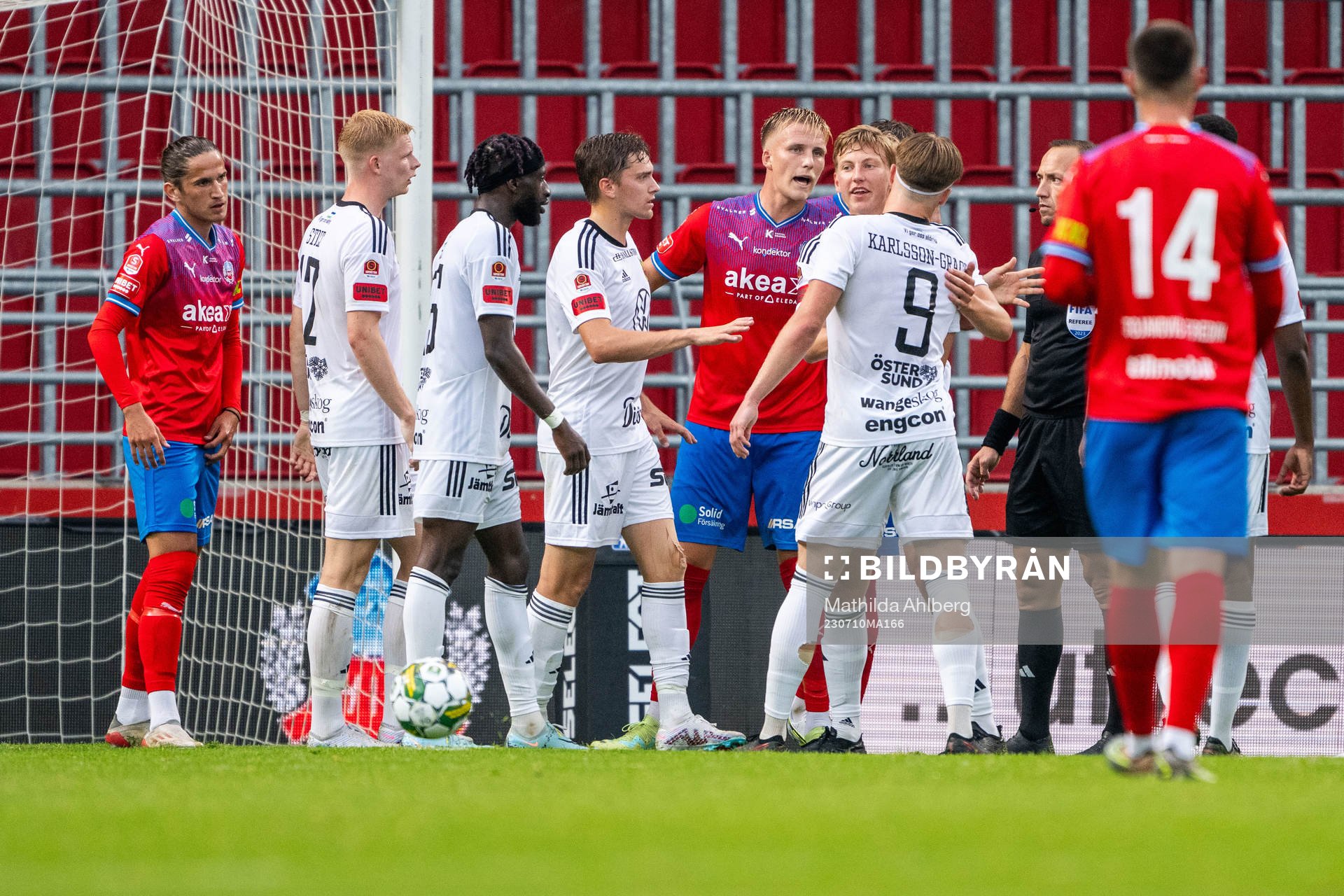Dispyt mellan Helsingborgs och Östersunds spelare