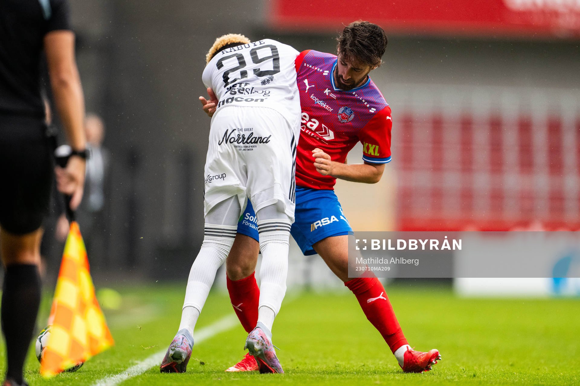 Östersunds Calvin Kabuye och Helsingborgs Frederik Holst