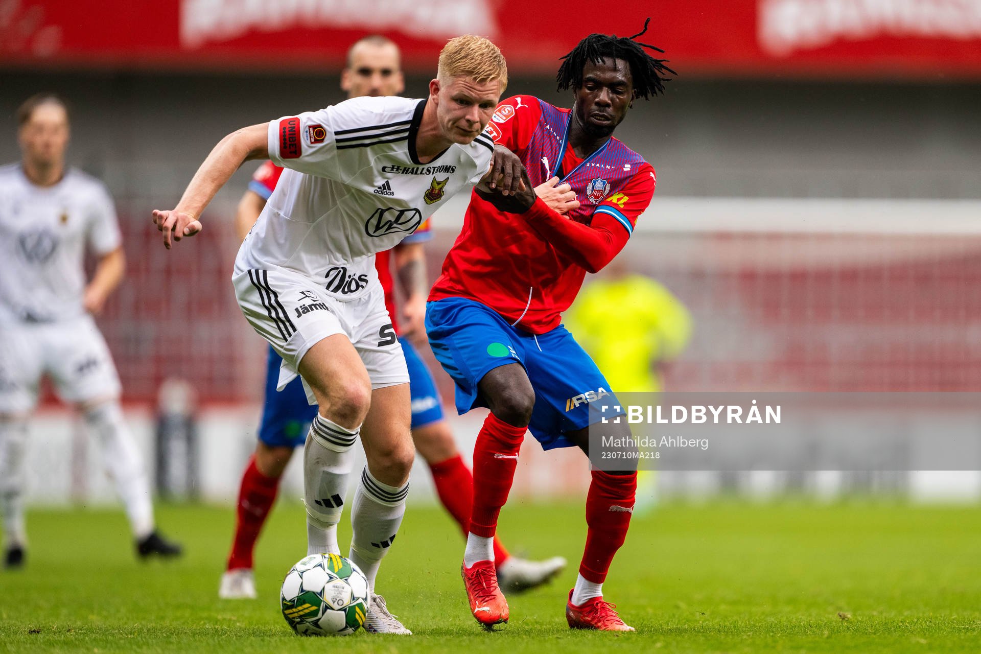 Östersunds Malcolm Stolt och Helsingborgs Benjamin Acquah