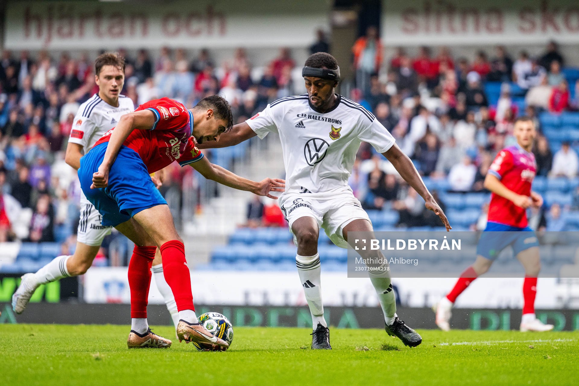 Helsingborgs Amar Muhsin och Östersunds Theodore Rask under fotbollsmatchen i Superettan mellan Helsingborg och Östersund den 10 juli 2023 i Helsingborg.