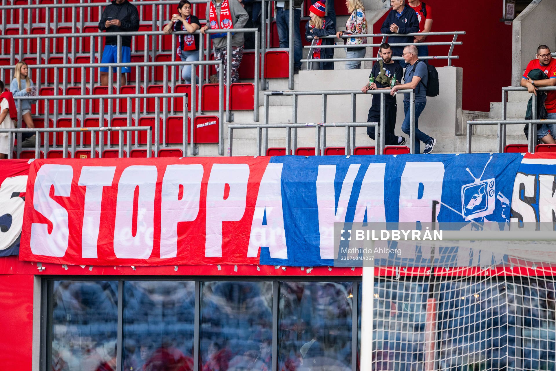 En banderoll med texten Stoppa VAR