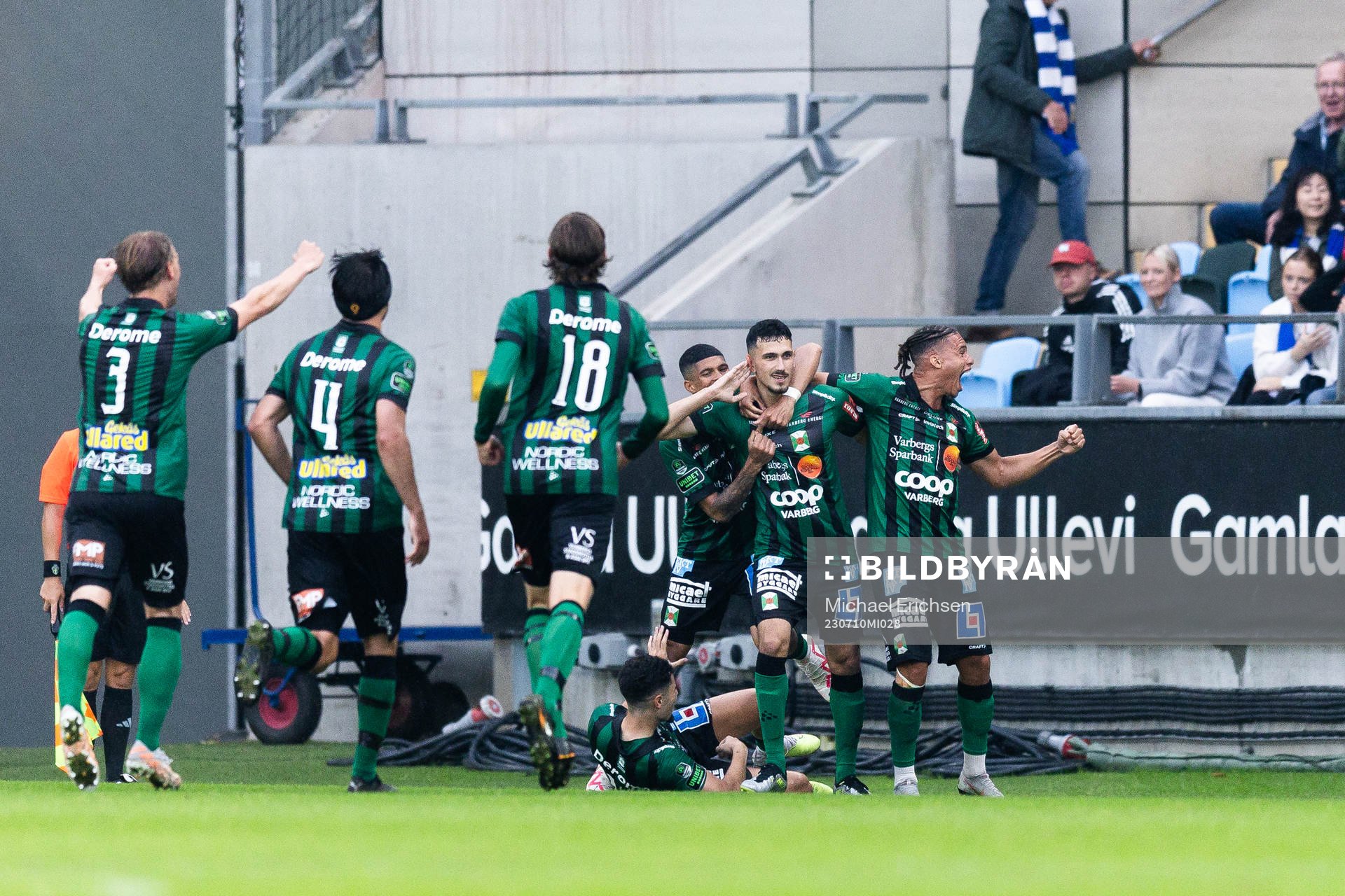 Varbergs Dion Krasniqi jublar med lagkamrater efter 0-2 under fotbollsmatchen i Allsvenskan mellan IFK Göteborg och Varberg den 10 juli 2023 i Göteborg.