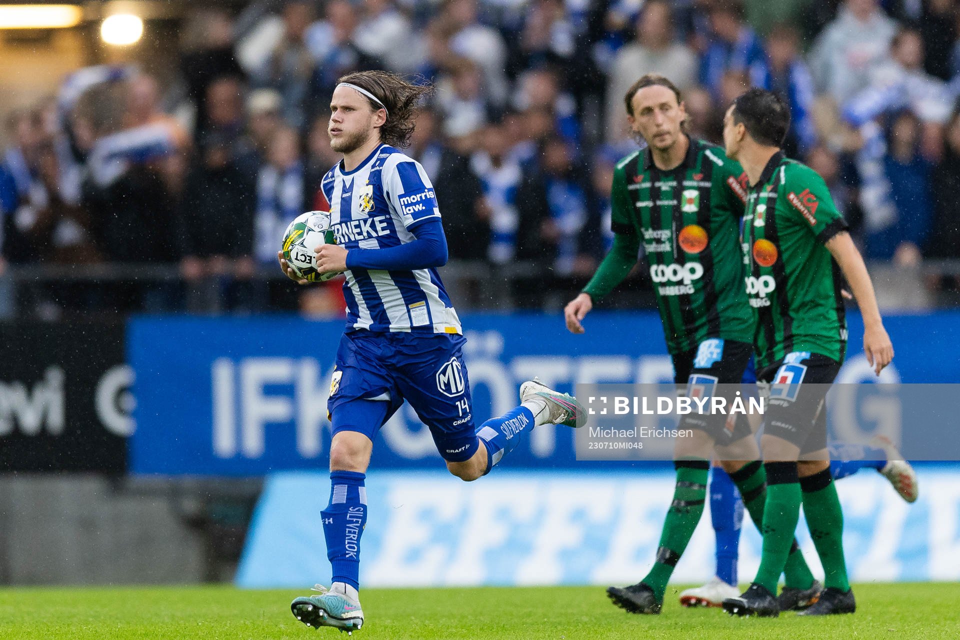 IFK Göteborgs Gustaf Norlin med bollen efter reducering till 1-2 på straff under fotbollsmatchen i Allsvenskan mellan IFK Göteborg och Varberg den 10 juli 2023 i Göteborg.