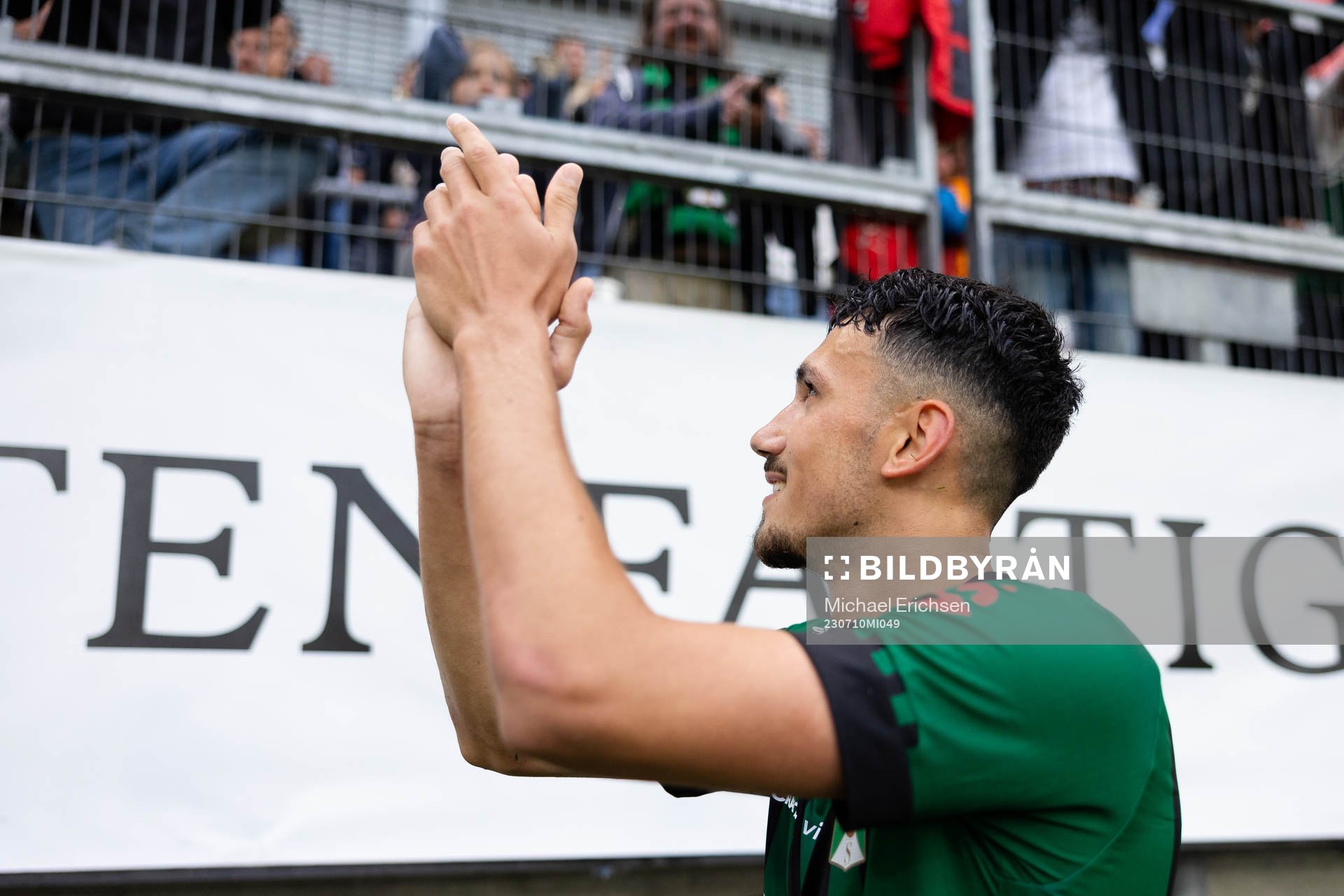 Varbergs Dion Krasniqi tackar sina supportrar