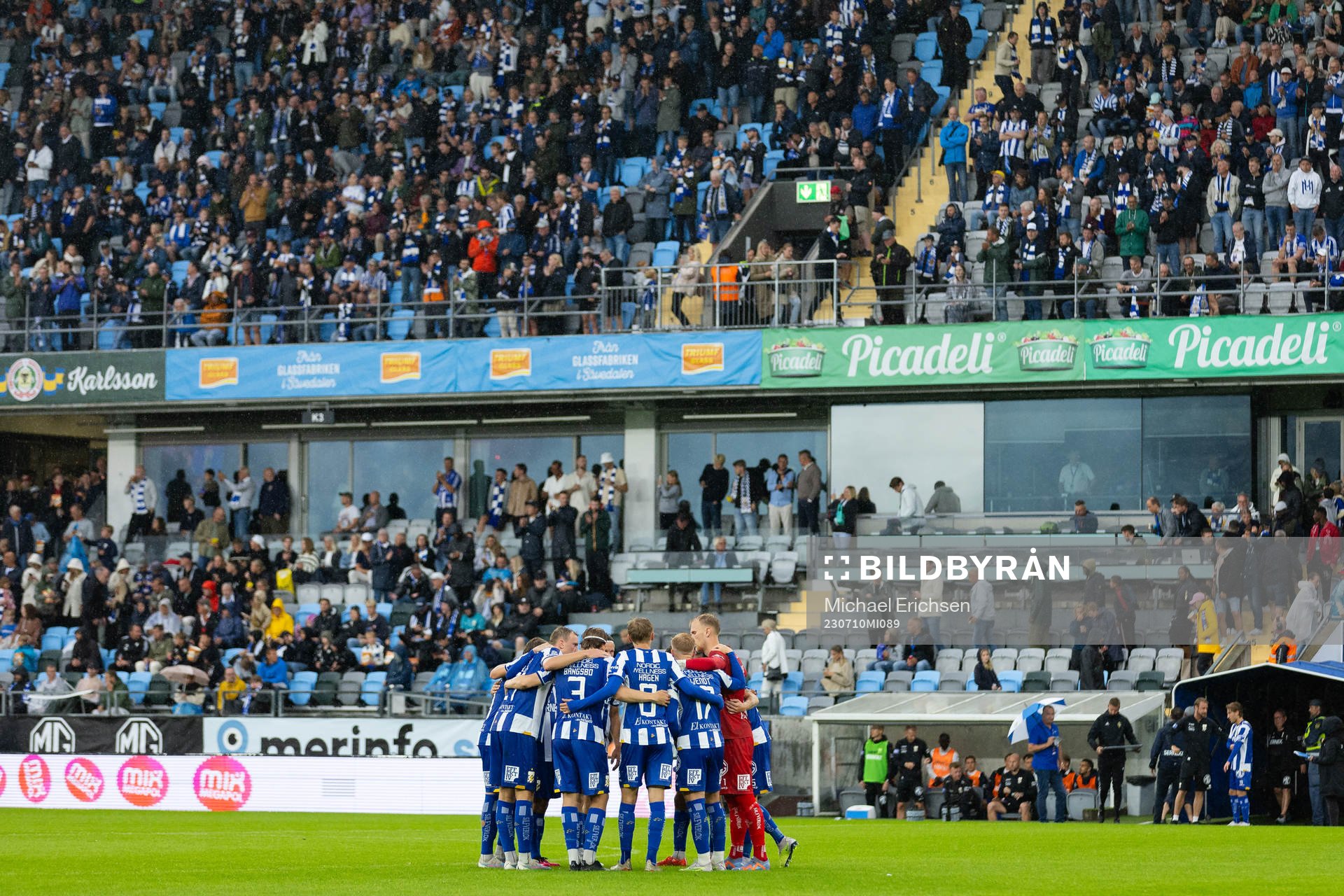 IFK Göteborgs spelare samlade innan andra halvleken av