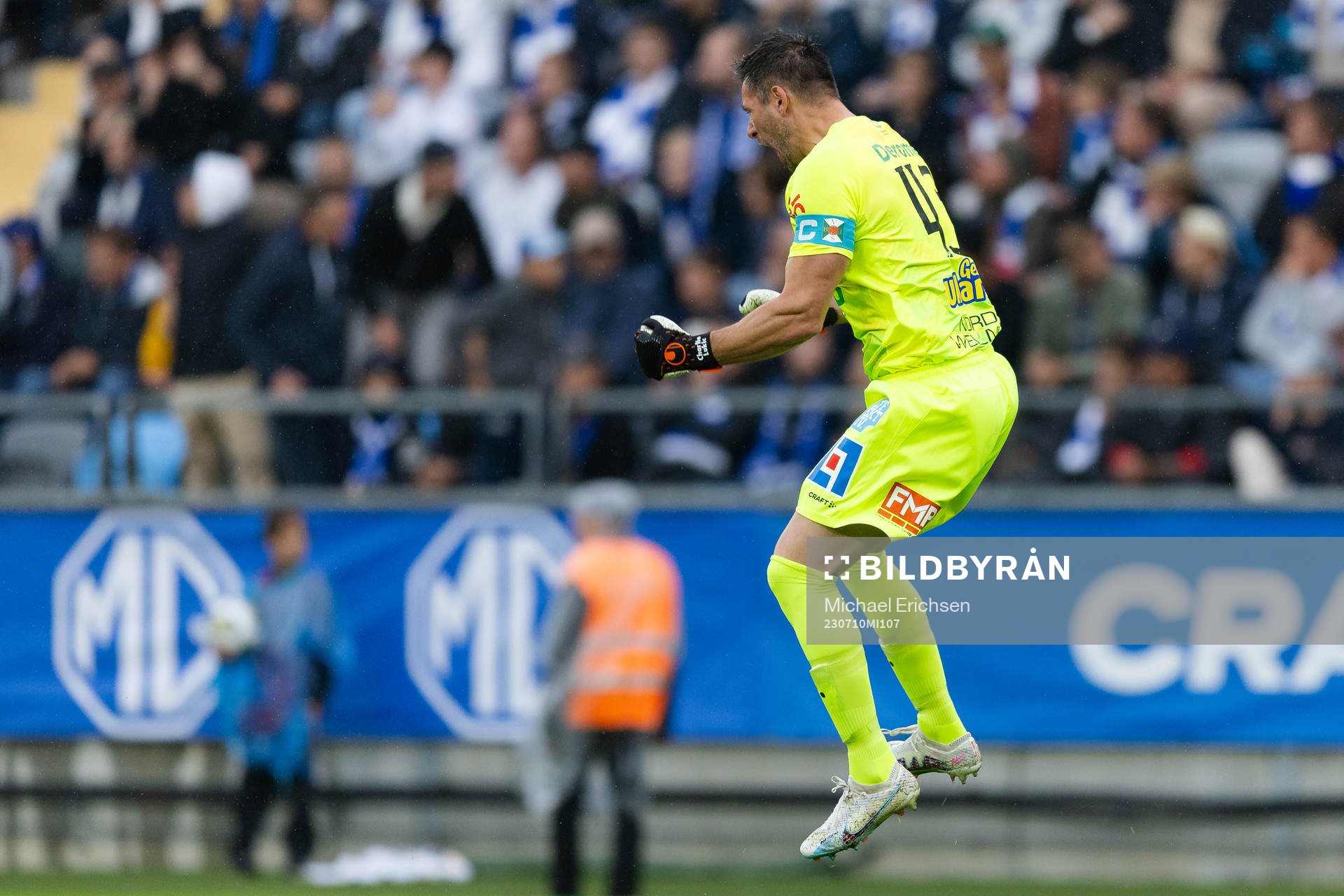Varbergs målvakt Stojan Lukic jublar