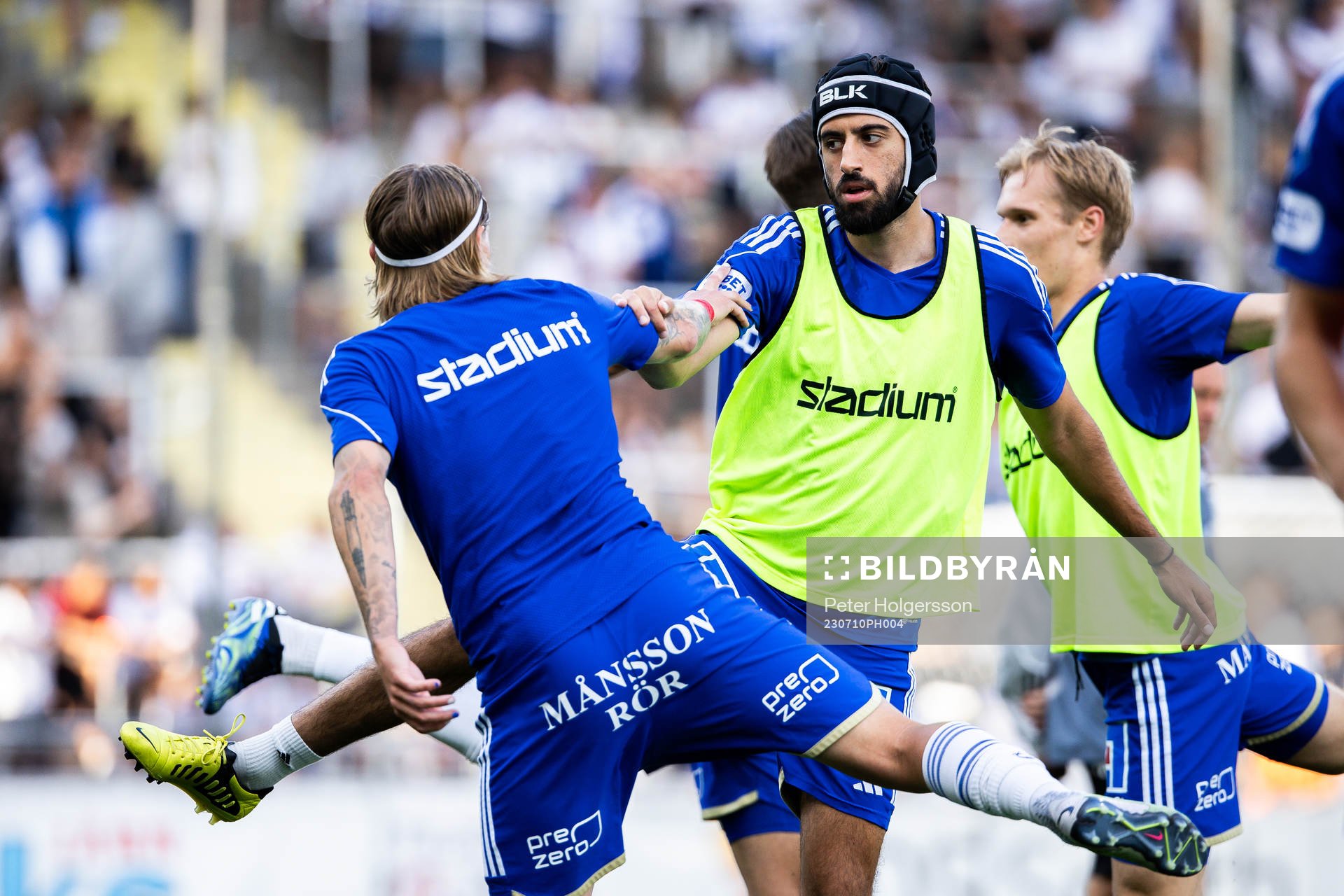 IFK Norrköpings Kristoffer Khazeni värmer upp