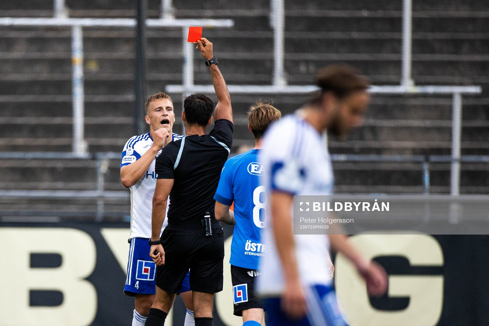 Halmstads Andreas Johansson får rött kort av domare