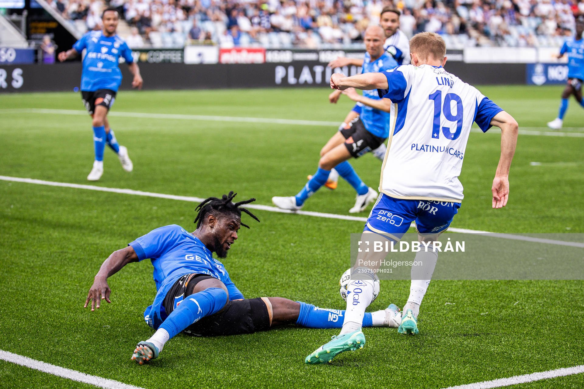 Halmstads Joseph Baffoe och IFK Norrköpings Victor Stange