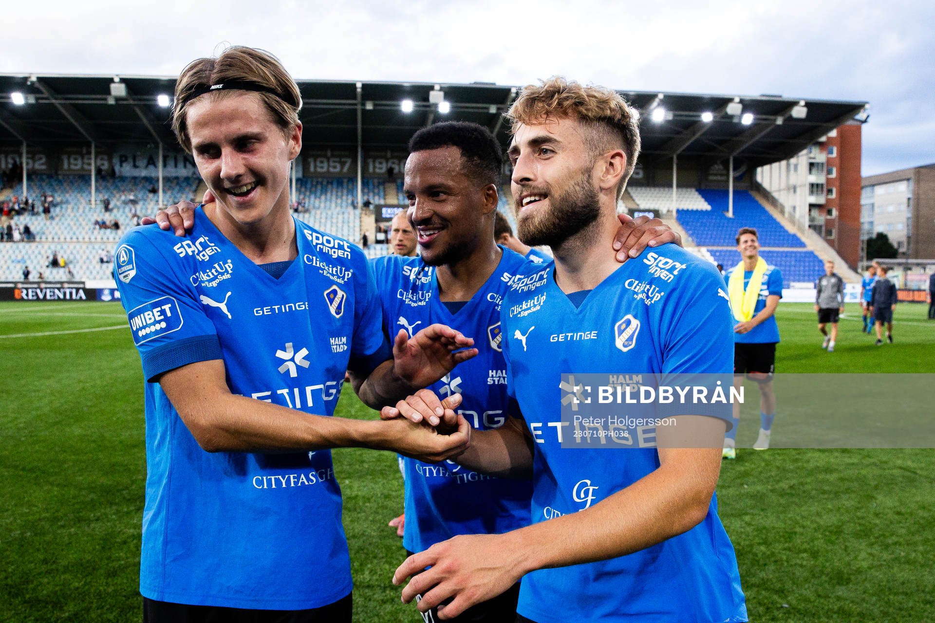 Halmstads Erik Ahlstrand och Halmstads Jack Cooper-Love jublar efter fotbollsmatchen i Allsvenskan mellan IFK Norrköping och Halmstad den 10 juli 2023 i Norrköping.