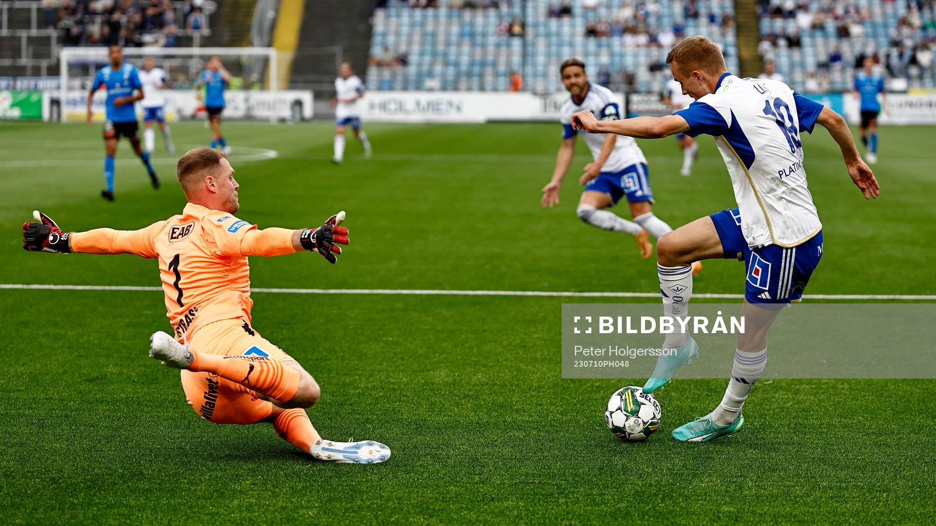 IFK Norrköpings Victor Stange Lind och Halmstads målvakt