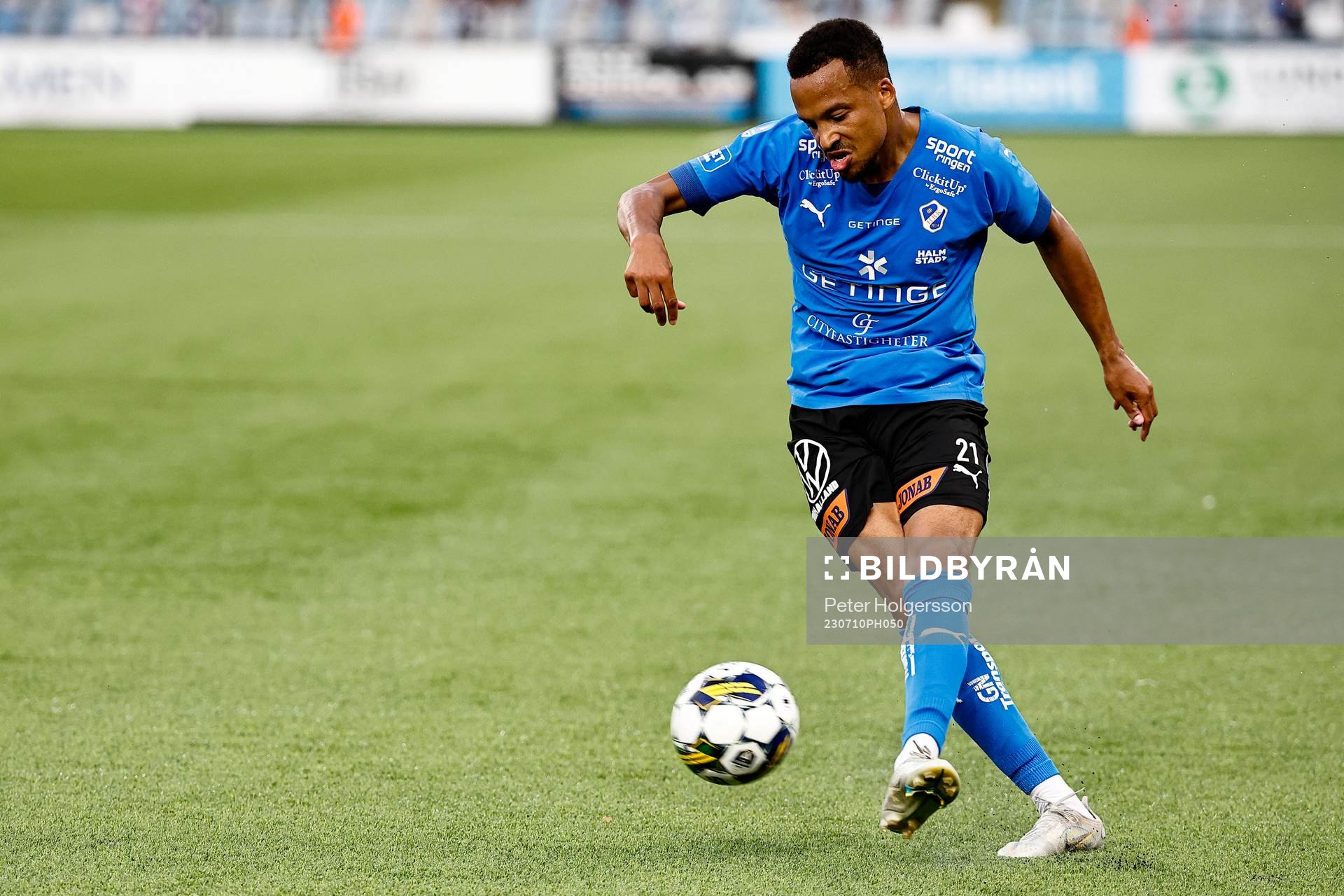 Halmstads Marcus Olsson under fotbollsmatchen i Allsvenskan mellan IFK Norrköping och Halmstad den 10 juli 2023 i Norrköping. 