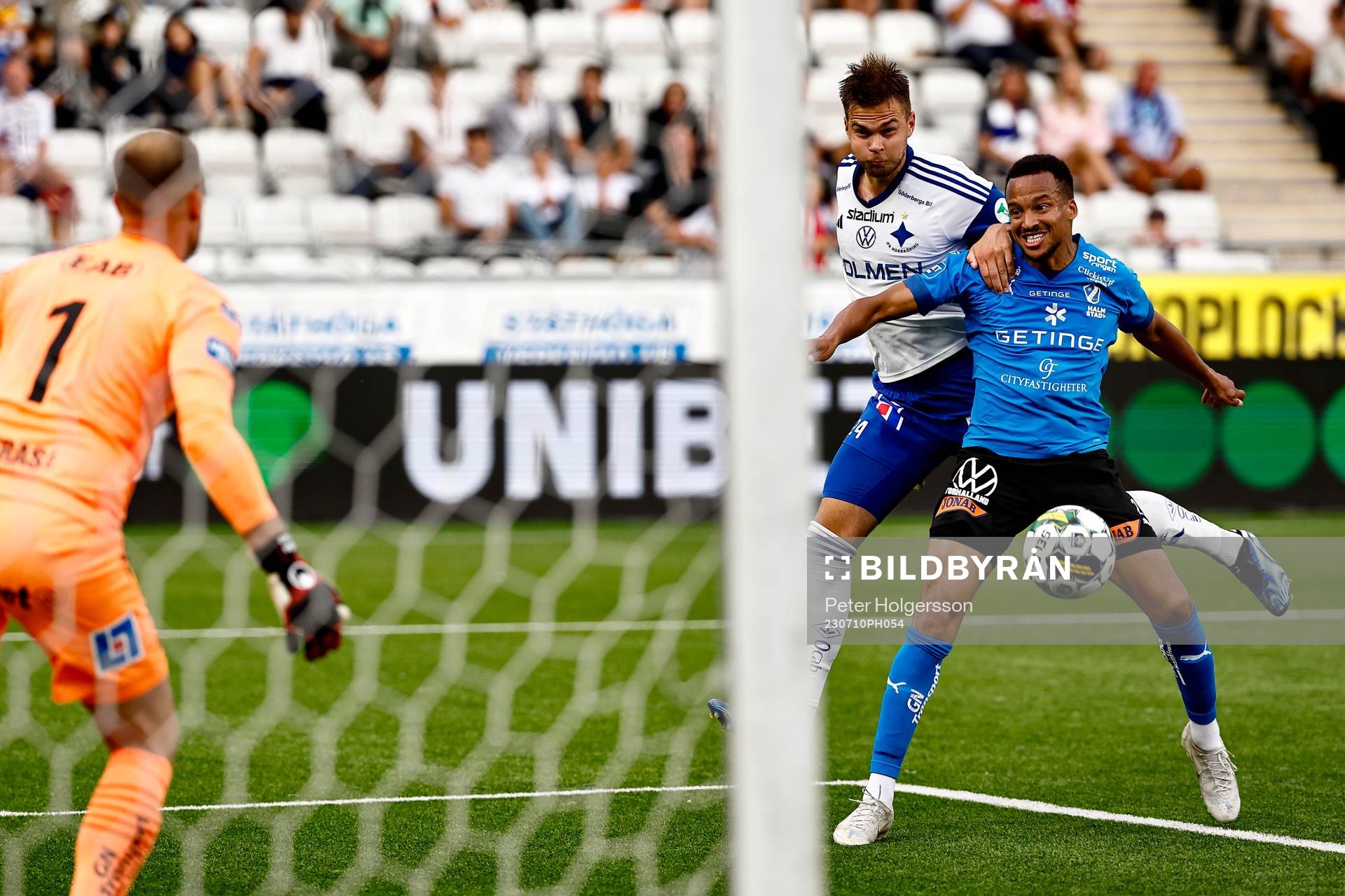 IFK Norrköpings Anton Eriksson och Halmstads Marcus Olsson