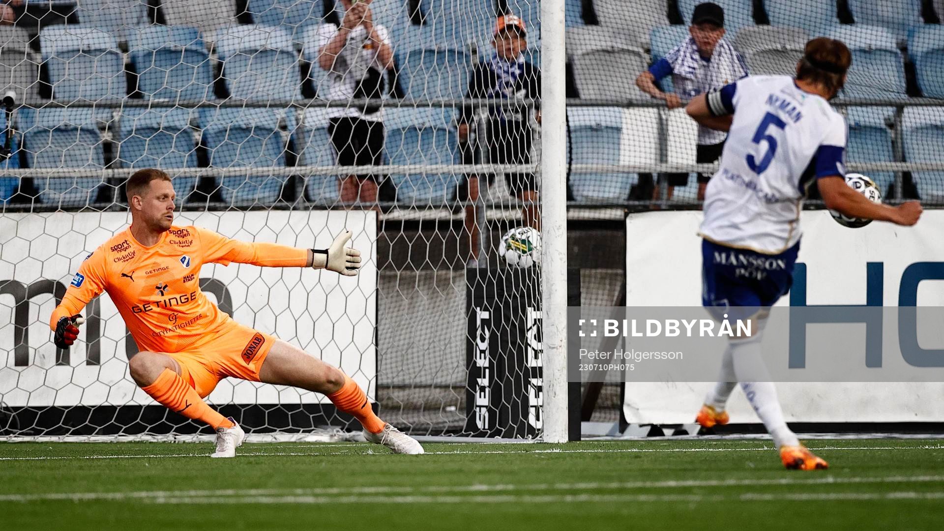 Halmstads målvakt Malkolm Nilsson Säfqvist ser IFK