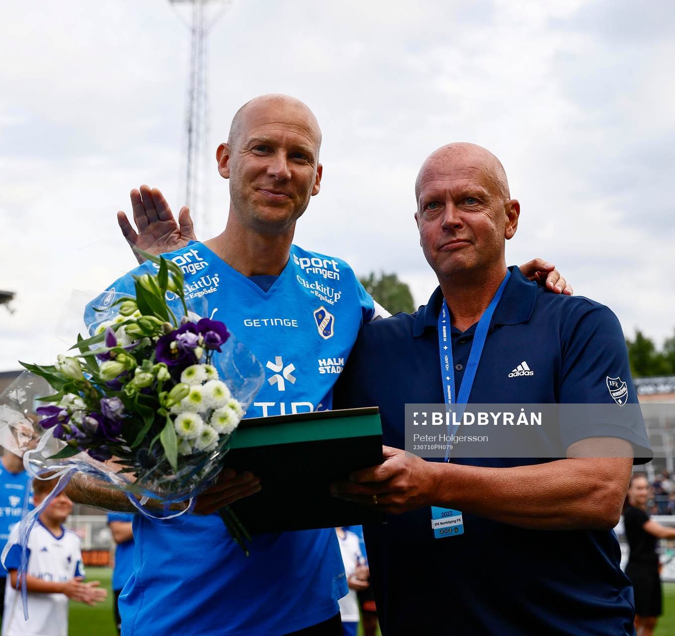 Halmstads Andreas Johansson får blommor av IFK
