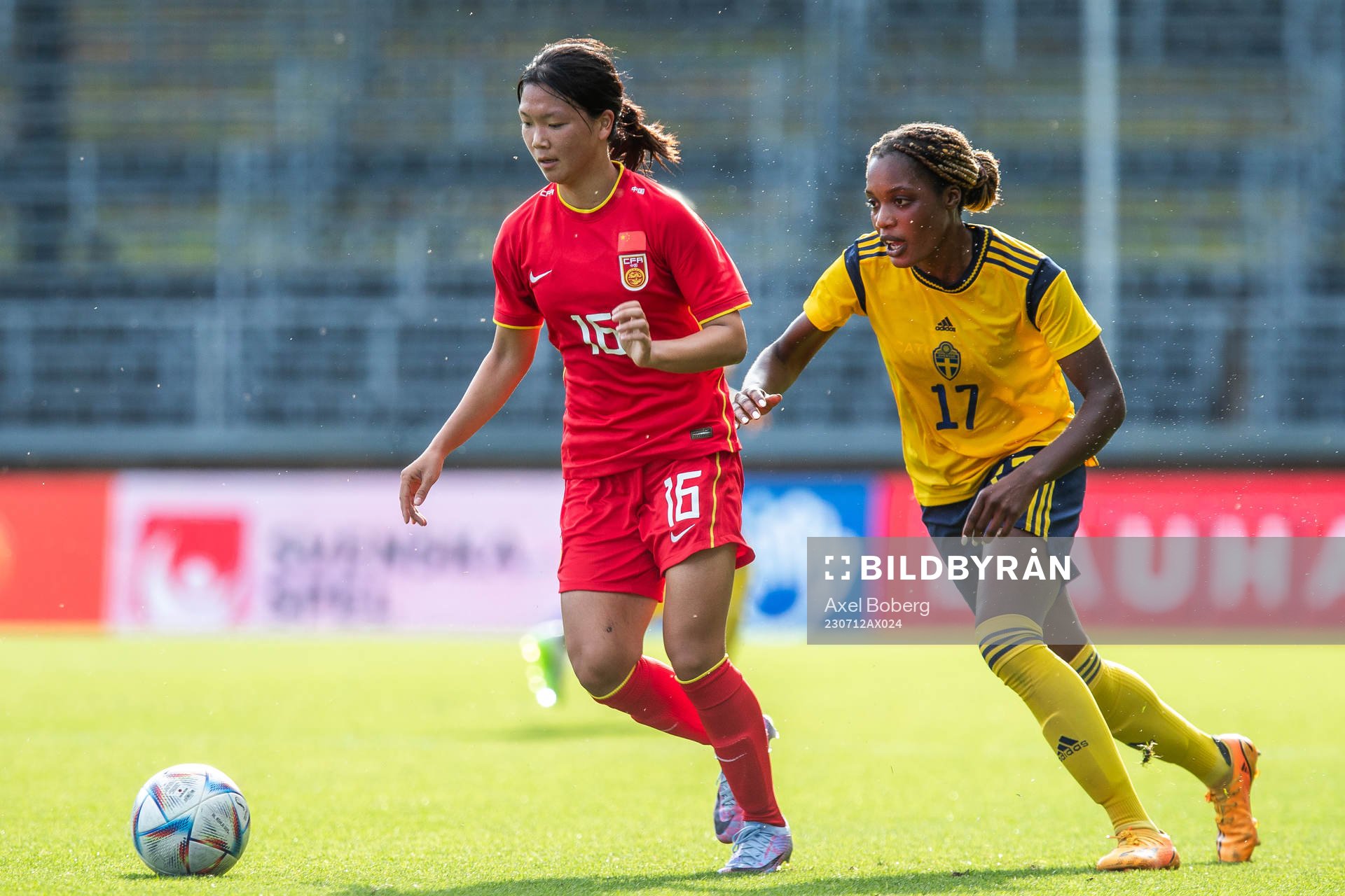 Aifang Wang of China and Evelyn Ijeh of Sweden