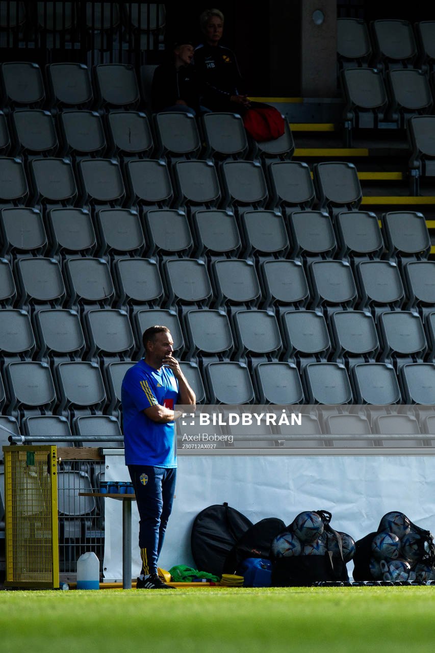 Head coach Martin Qvarmans Möller of Sweden