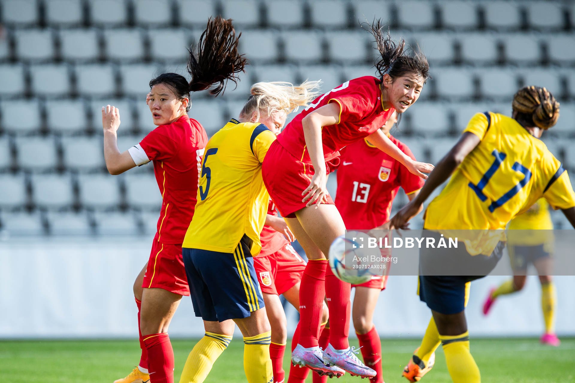Wilma Carlsson of Sweden and Jiayu Lu of China