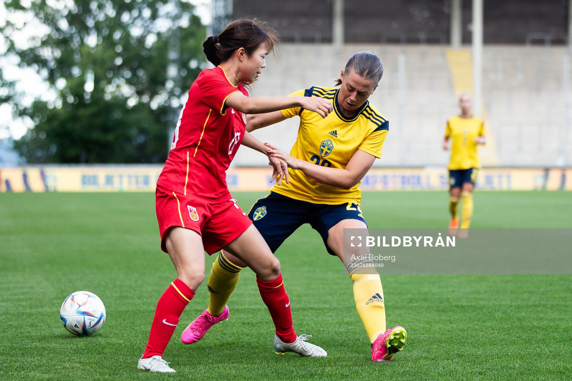 Chenxi Zhang of China and Cornelia Kapocs of Sweden
