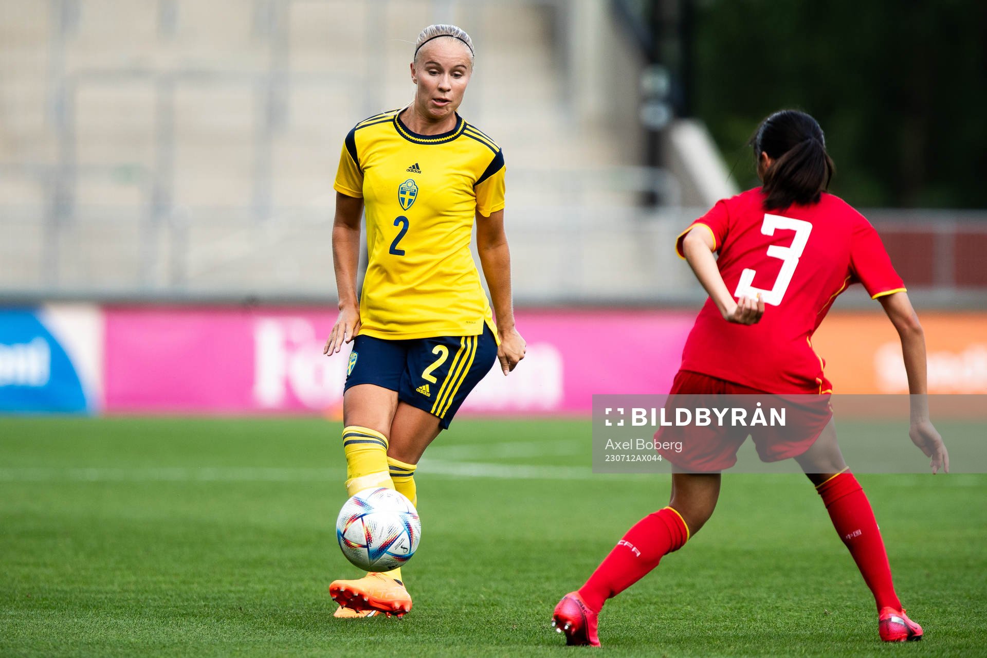Stina Lennartsson of Sweden and Lejiao Xia of China
