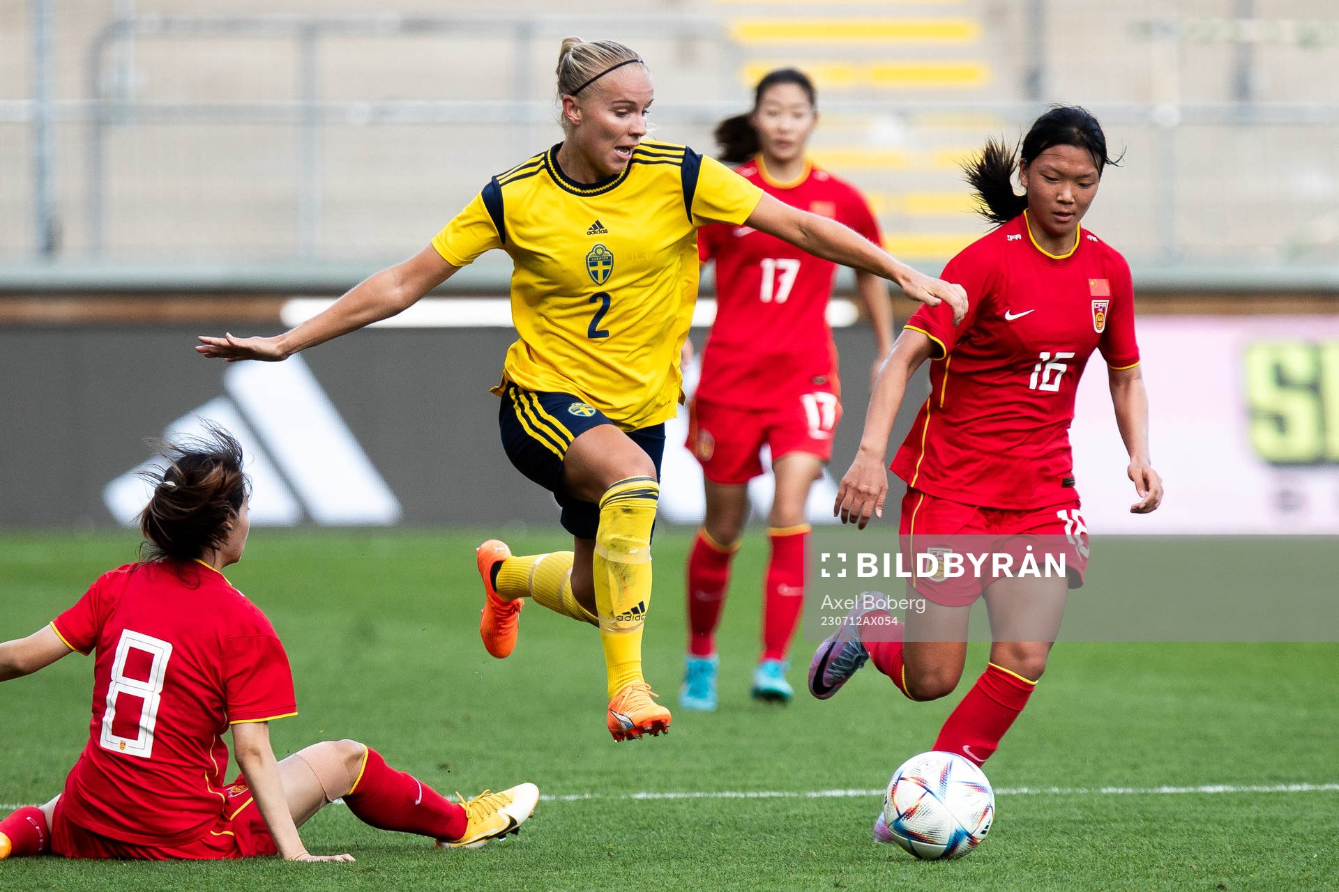 Stina Lennartsson of Sweden and Aifang Wang of China