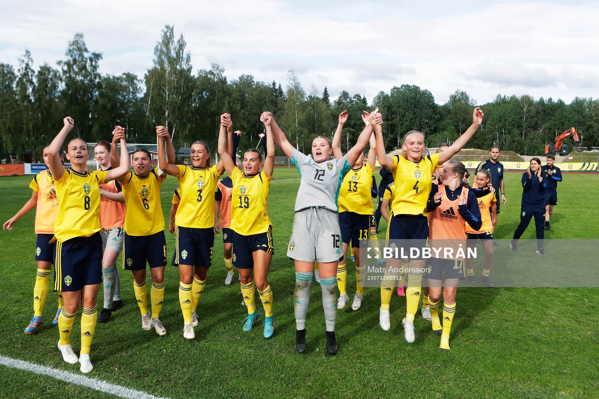 Sveriges spelare jublar efter fotbollsmatchen i F16 Nordisk flickturnering mellan Sverige och England den 12 juli 2023 i Kovland.