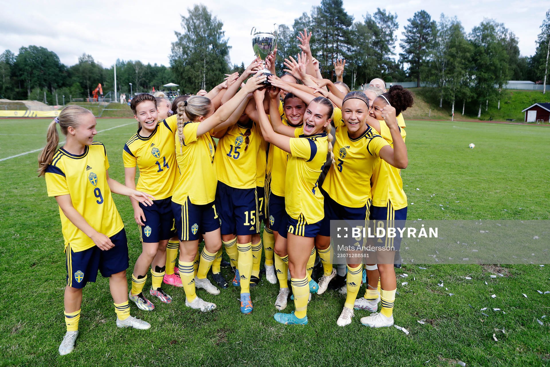 Sveriges spelare jublar