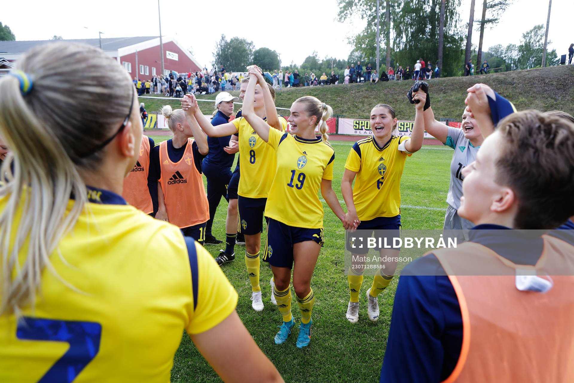 Sveriges Isabelle Axelsson och Thea Staffansson jublar efter fotbollsmatchen i F16 Nordisk flickturnering mellan Sverige och England den 12 juli 2023 i Kovland.