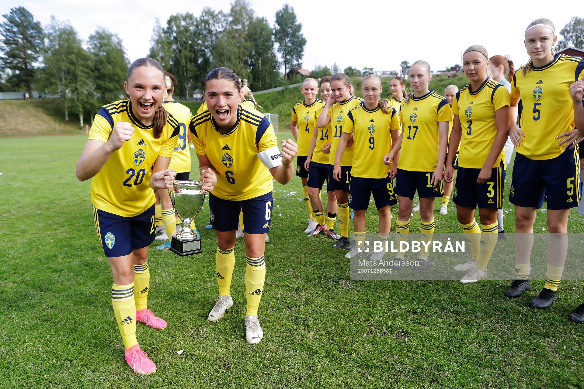 Sveriges Nova Rolfsson och Thea Staffansson jublar