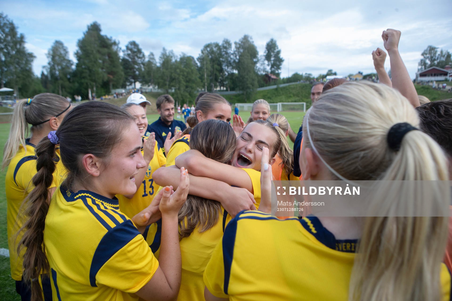 Sveriges Isabelle Axelsson jublar efter fotbollsmatchen i F16 Nordisk flickturnering mellan Sverige och England den 12 juli 2023 i Kovland. 
