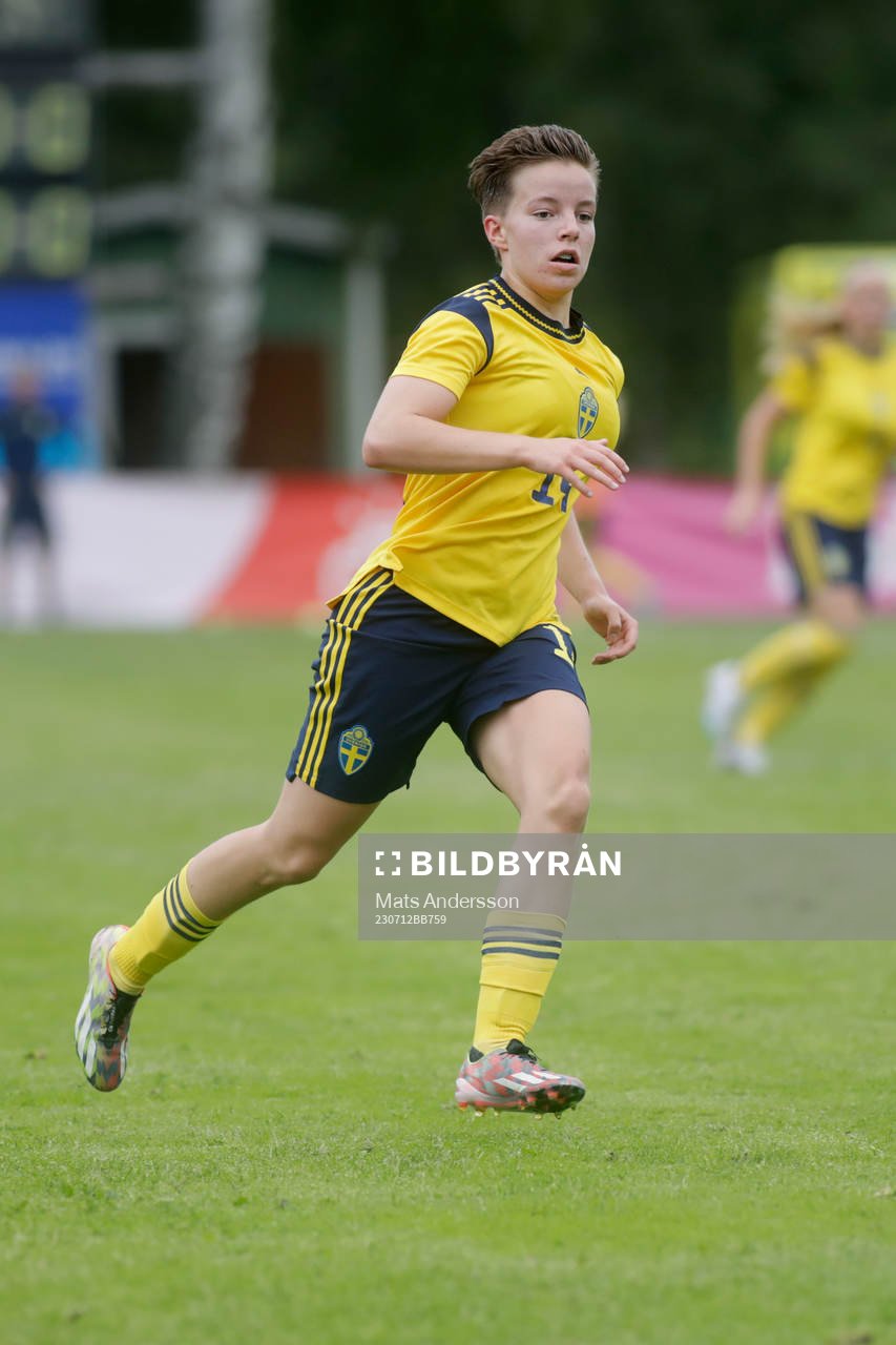 Sveriges Isabelle Goldman under fotbollsmatchen i F16 Nordisk flickturnering mellan Sverige och England den 12 juli 2023 i Kovland.