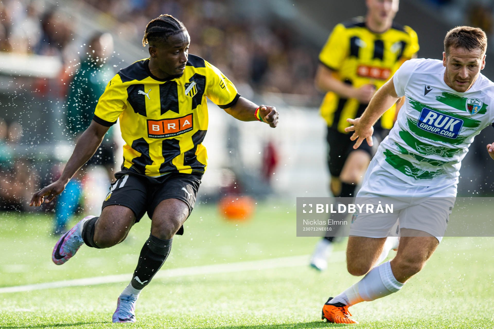 Ibrahim Sadiq of Häcken and Chris Marriot of The New Saints