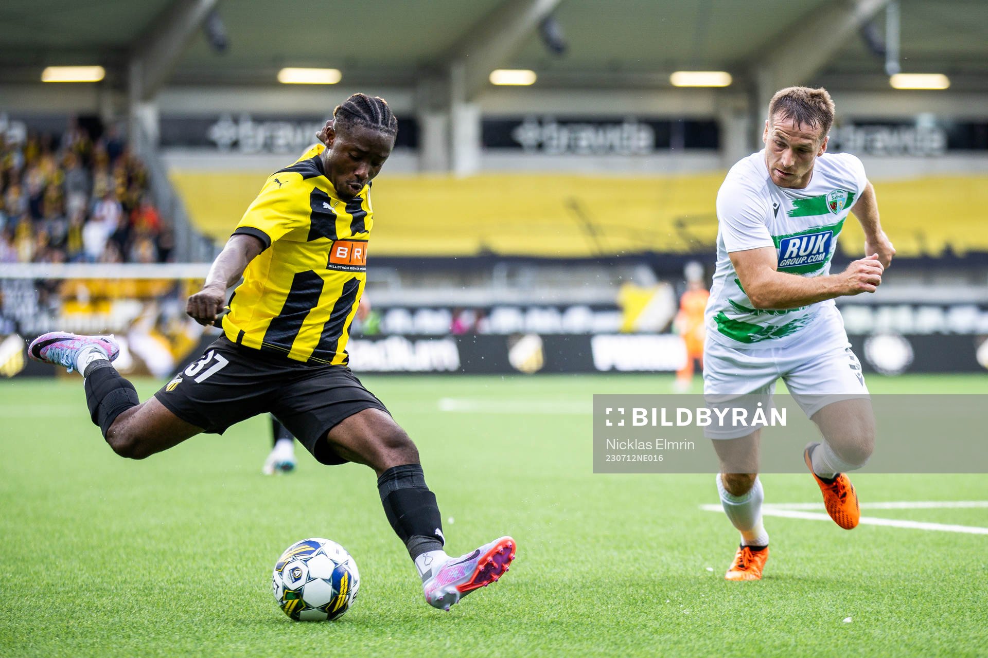 Ibrahim Sadiq of Häcken and Chris Marriot of The New Saints