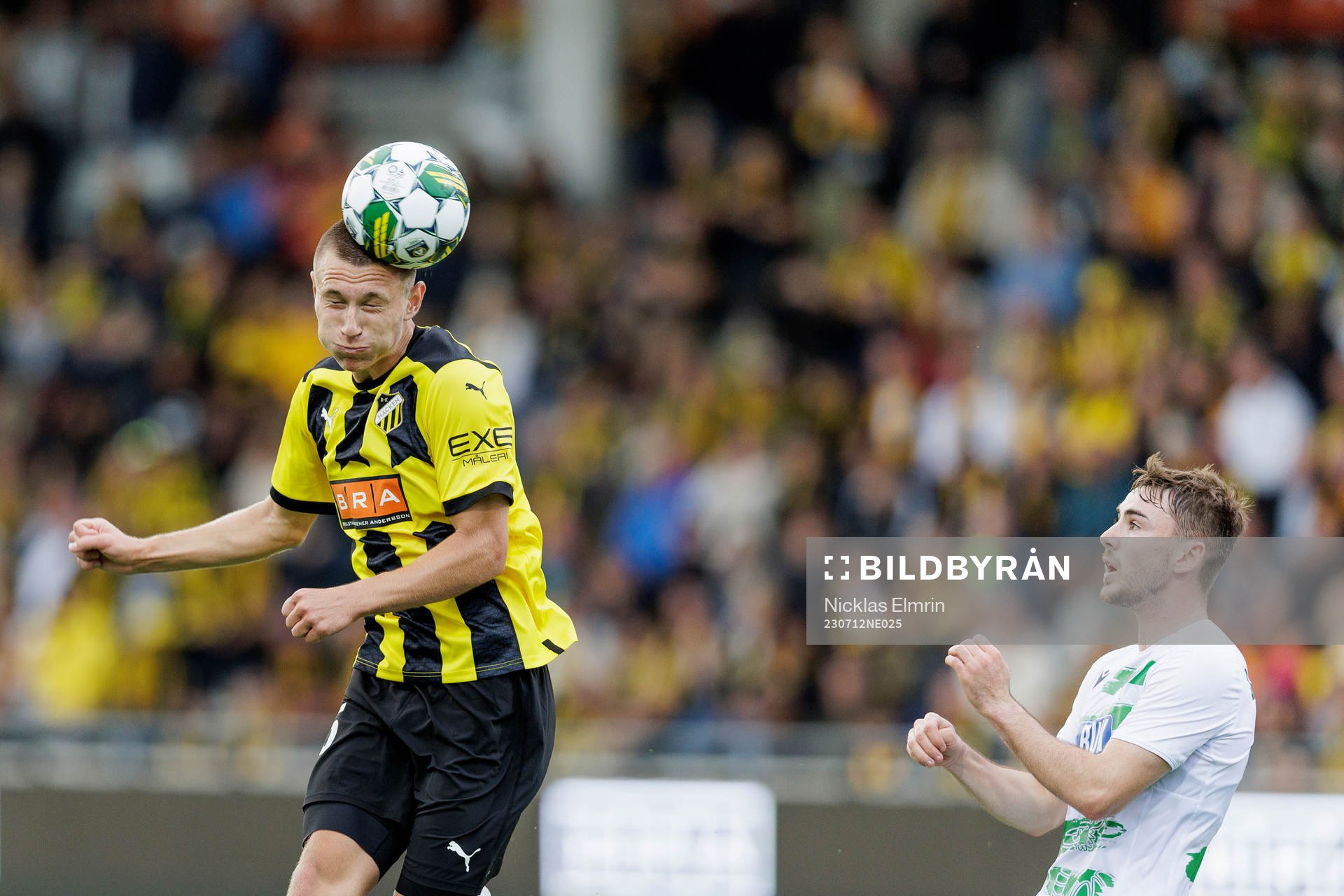 Kristoffer Lund Hansen of Häcken and Josh Daniels of The