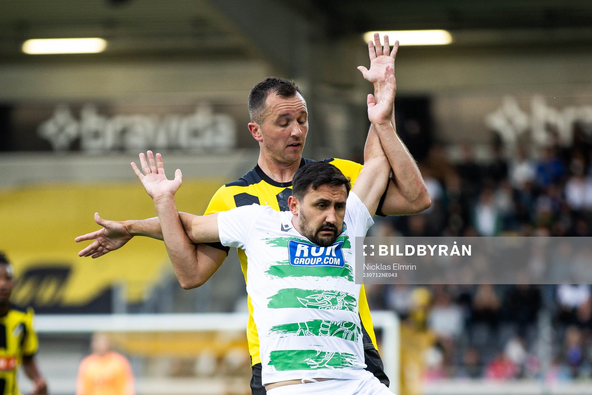 Even Hovland of Häcken and Ryan Brobbel of The New Saints