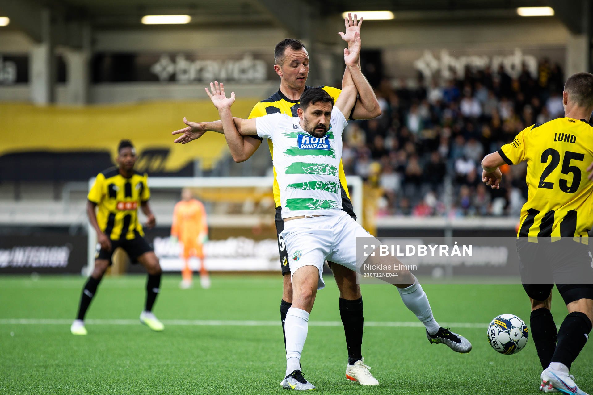 Even Hovland of Häcken and Ryan Brobbel of The New Saints