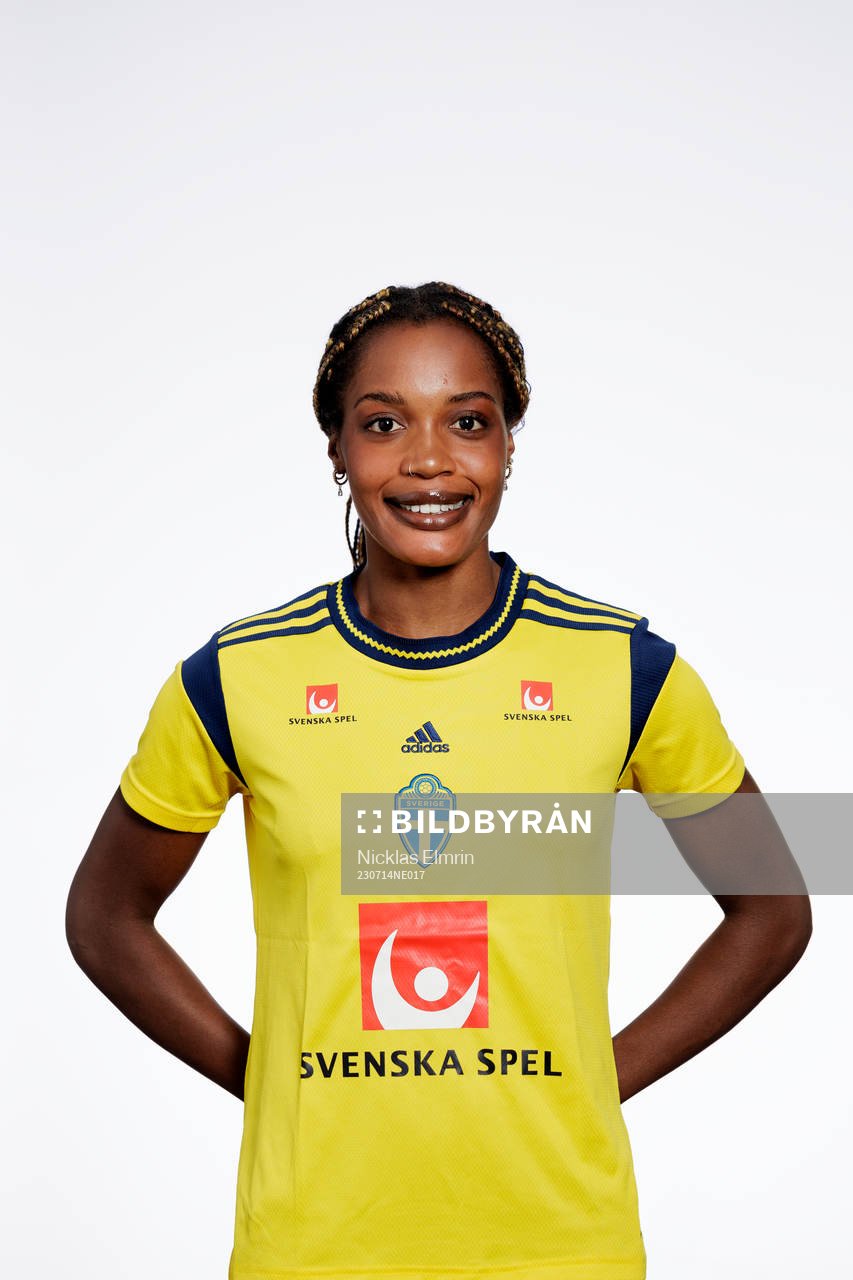 Evelyn Ijeh poserar för ett porträtt under en fotografering med det svenska U23-damlandslaget i fotboll den 14 juli 2023 i Jönköping.