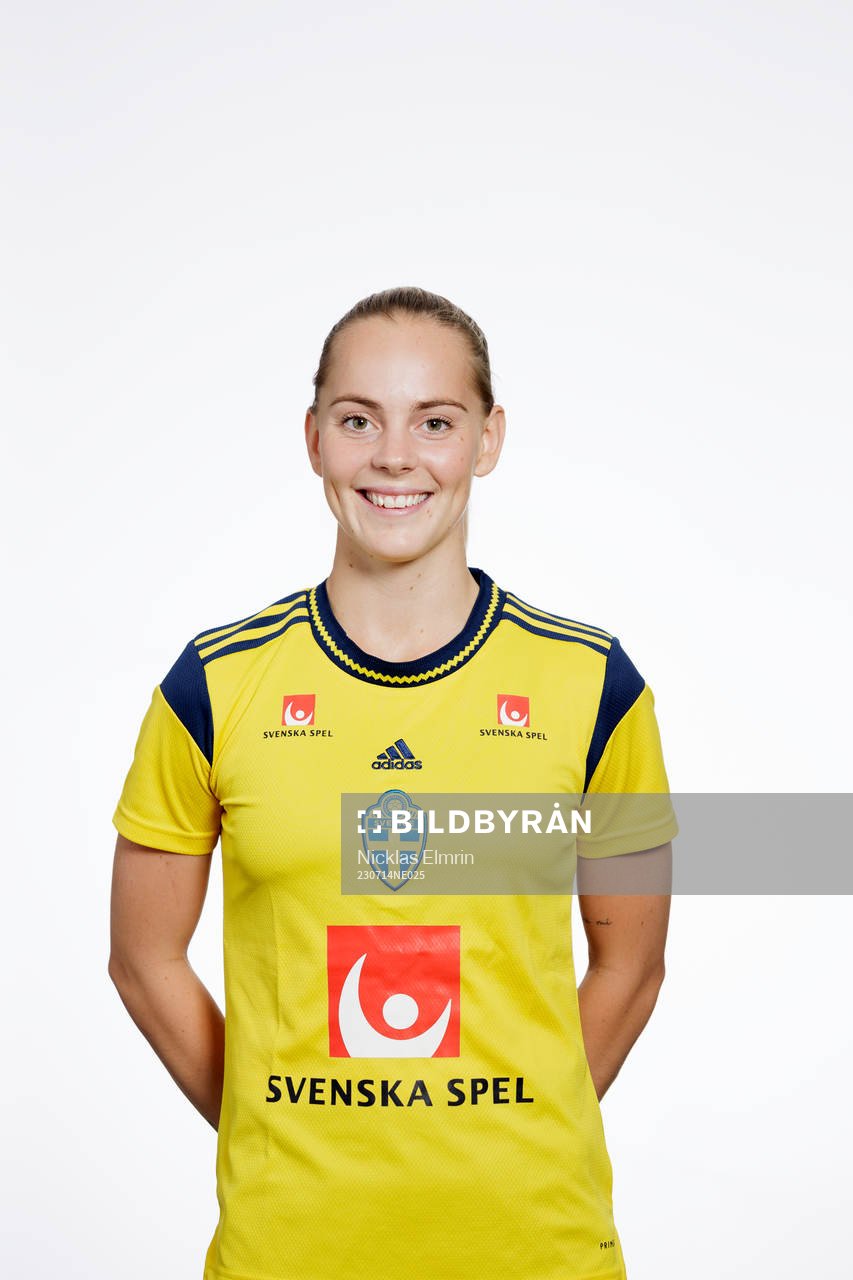 Agnes Nyberg poserar för ett porträtt under en fotografering med det svenska U23-damlandslaget i fotboll den 14 juli 2023 i Jönköping.
