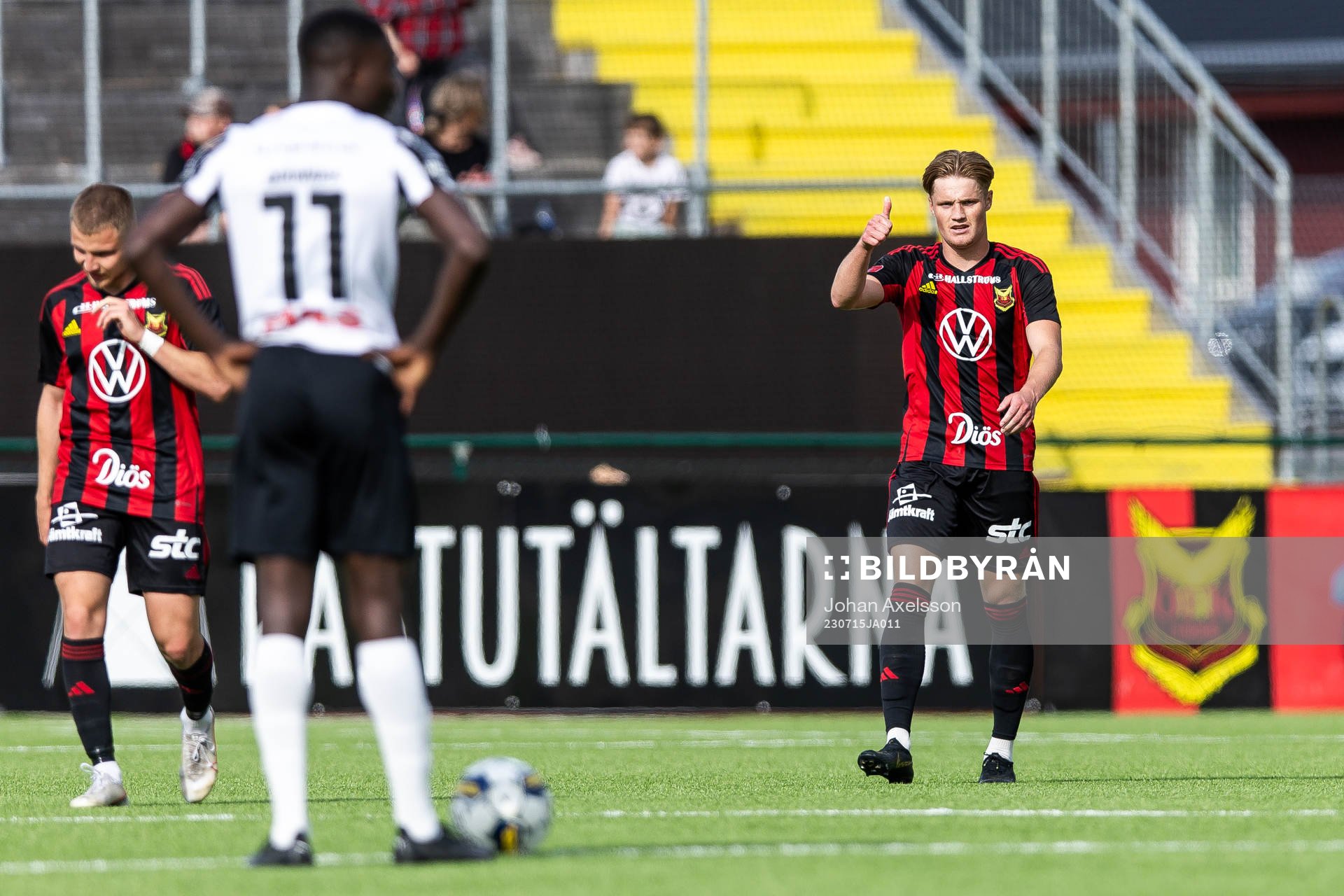 Östersunds Sebastian Karlsson Grach jublar