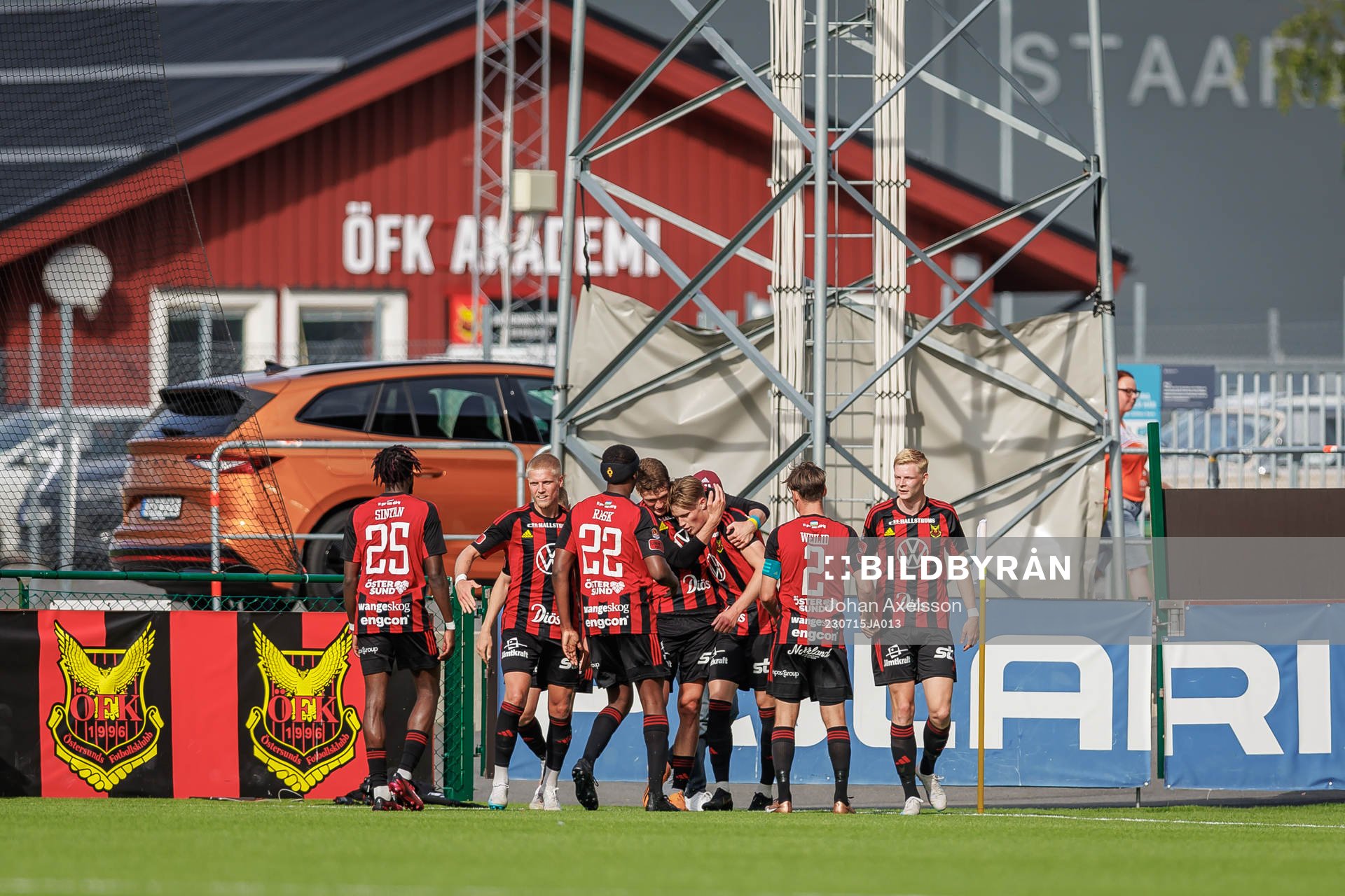 Östersunds Sebastian Karlsson Grach jublar med lagkamrater