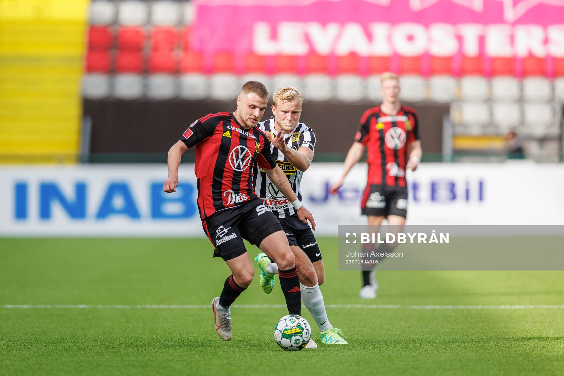 Östersunds Mykola Musolitin i kamp med Landskronas Johan Rapp under fotbollsmatchen i Superettan mellan Östersund och Landskrona den 15 juli 2023 i Östersund.