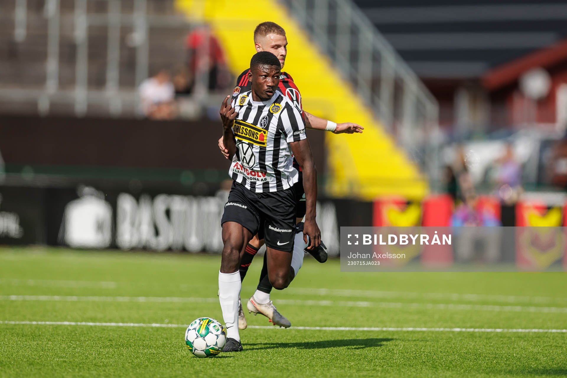 Landskronas Ousmane Diawara i akmp med Östersunds Mykola