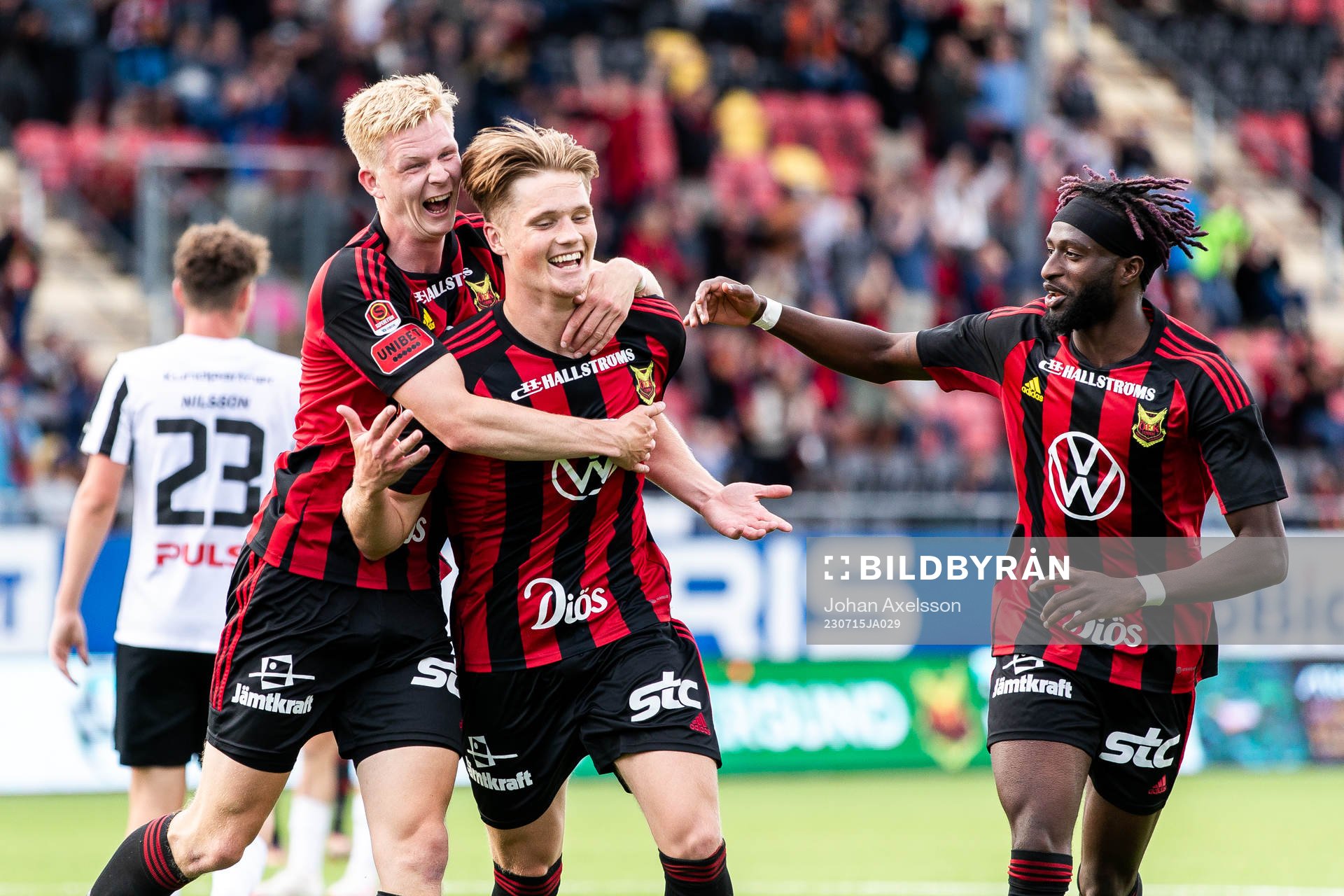Östersunds Sebastian Karlsson Grach jublar