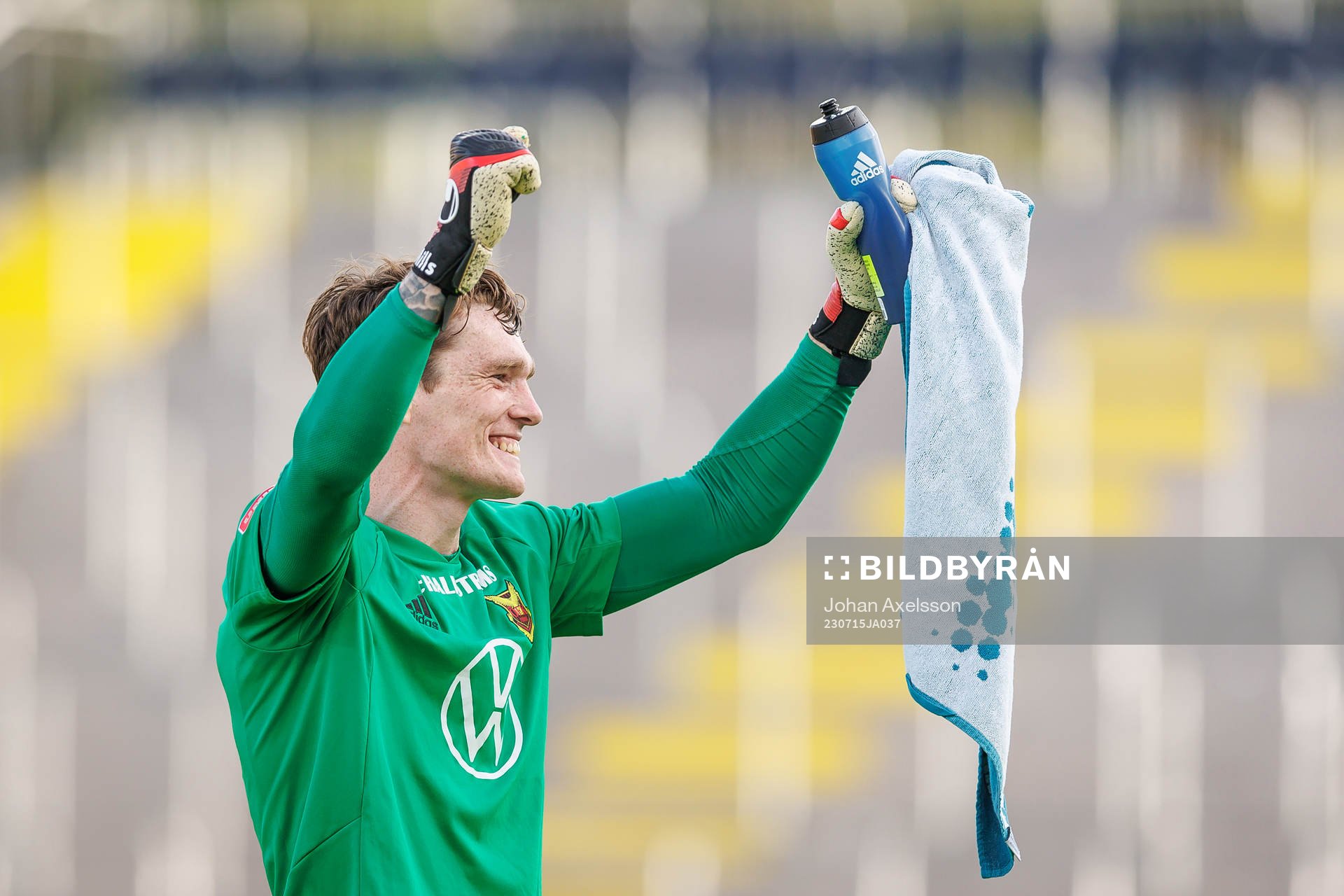 Östersunds målvakt Andrew Robert Mills jublar