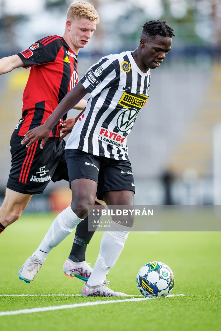 Landskronas Xavier Odhiambo i kamp med Östersunds Malcolm Stolt under fotbollsmatchen i Superettan mellan Östersund och Landskrona den 15 juli 2023 i Östersund.