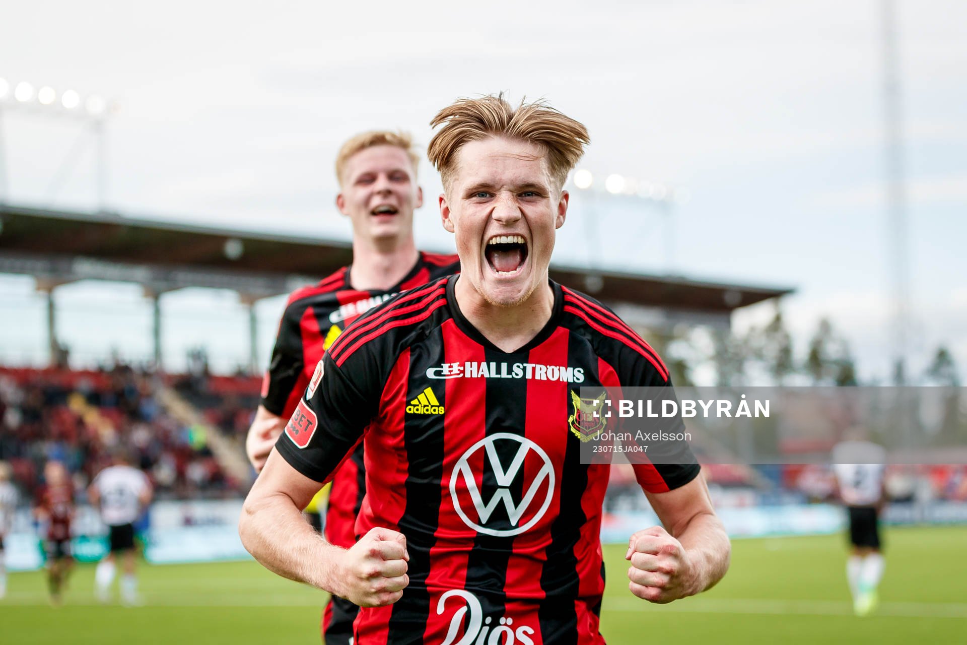 Östersunds Sebastian Karlsson Grach jublar