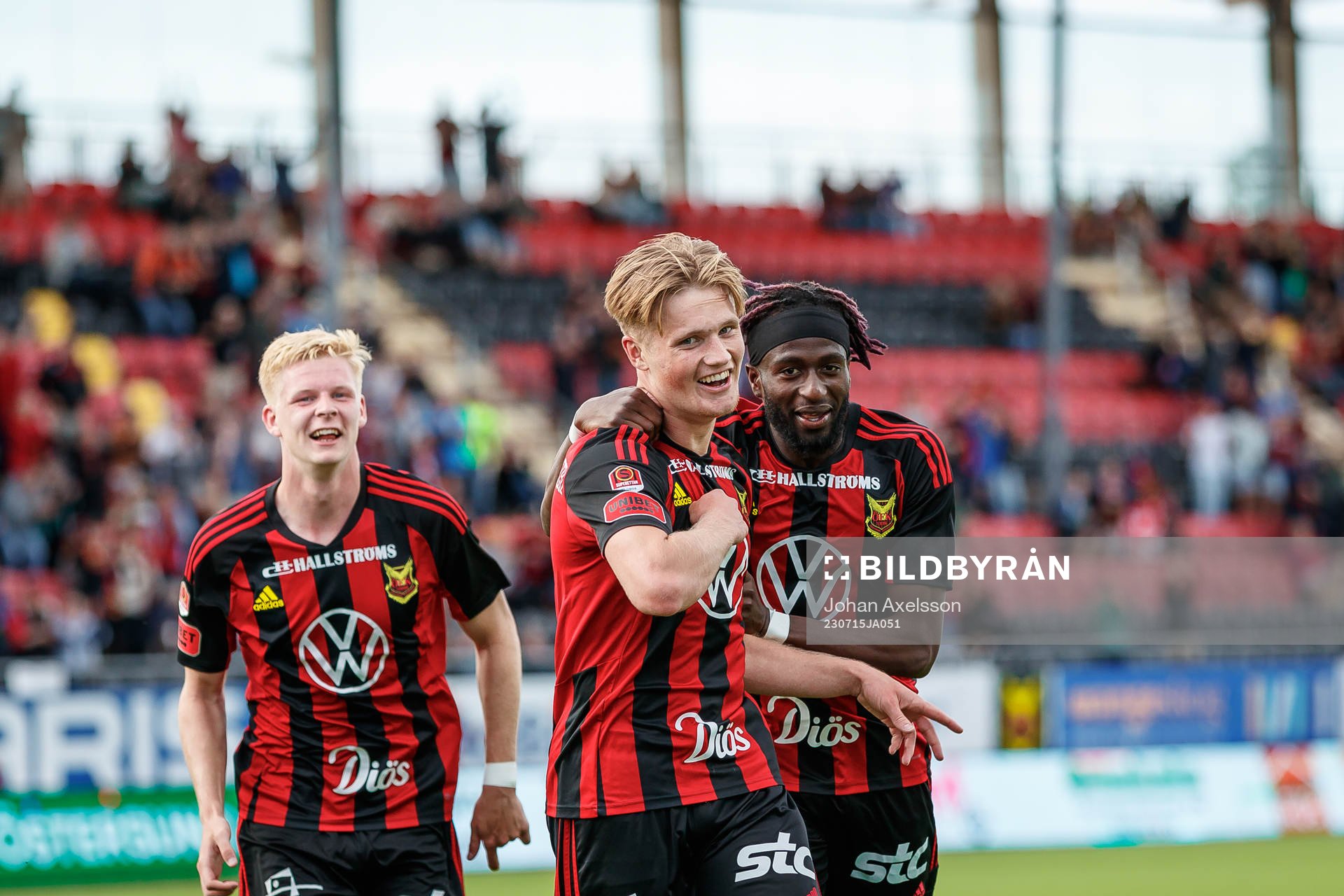 Östersunds Sebastian Karlsson Grach jublar med Mansour Sinyan under fotbollsmatchen i Superettan mellan Östersund och Landskrona den 15 juli 2023 i Östersund.